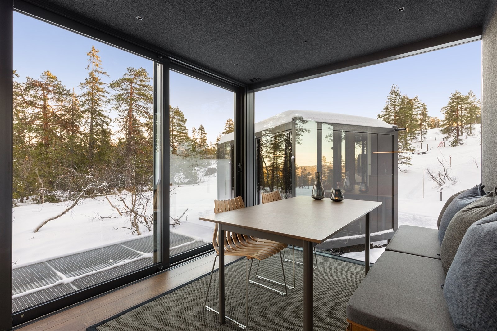 Stuen er utstyrt med sofa med stoler/bord tilpasset
rommet. Her finner du sitteplass for alle i en lun, hyggelig atmosfære, med bruk av materialer som er
nøye valg ut for å passe inn i den kompakte livsstilen. Galleribilde