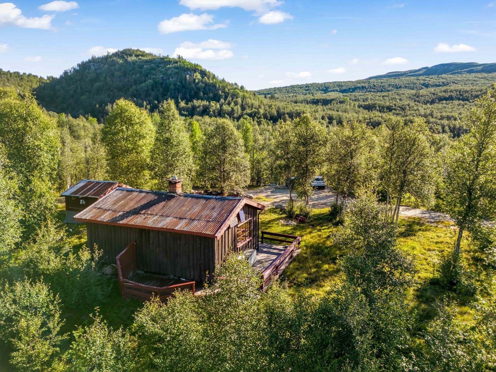 Hytta ligger fint til med bilvei frem sommerstid, Scootertaxi eller ski inn om vinteren. Mulighet for å legge inn strøm Galleribilde