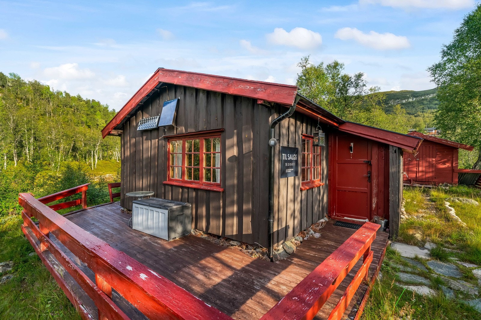 Hytta trenger litt oppmerksomhet fra ny eier, både utvendig og innvendig Galleribilde