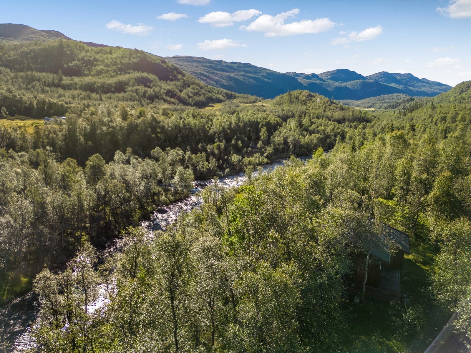 Kan hente vann/pumpe opp vann fra elva Galleribilde