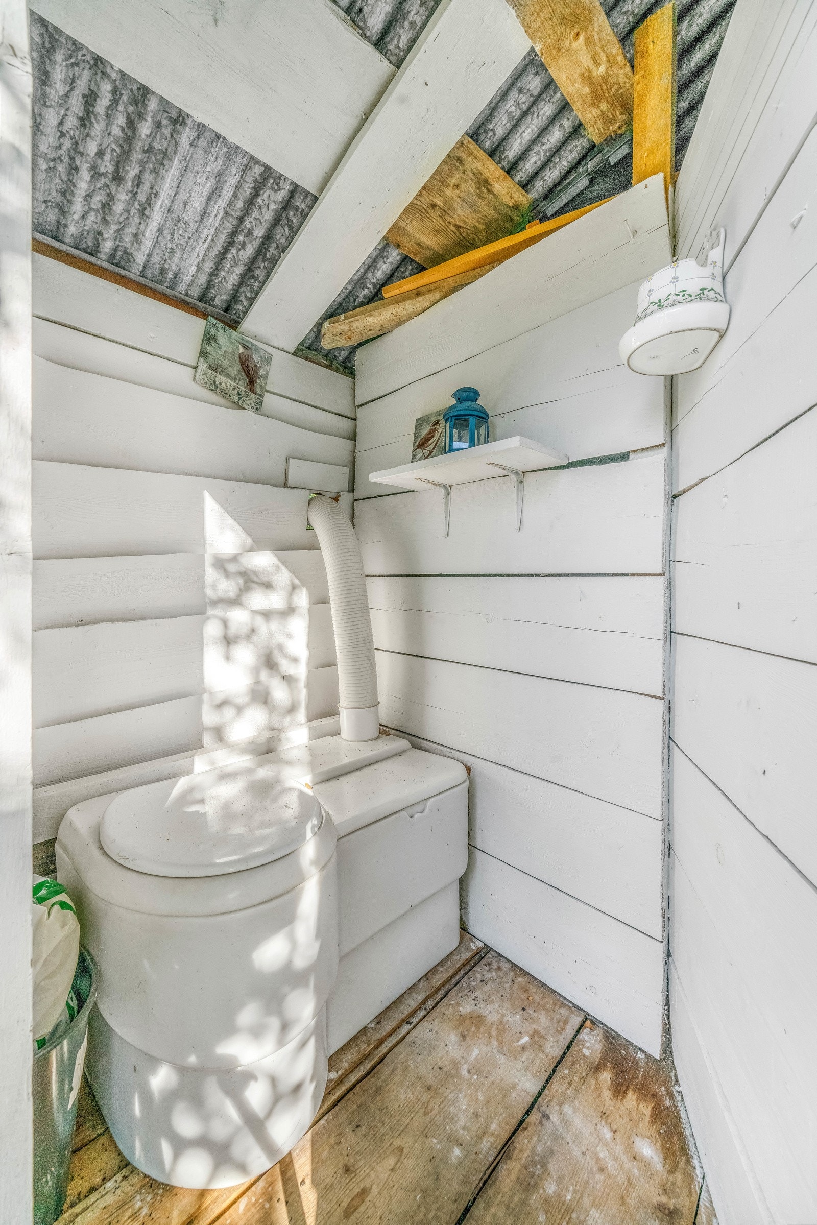 Toalett/utedo i skjulet utenfor hytta Galleribilde