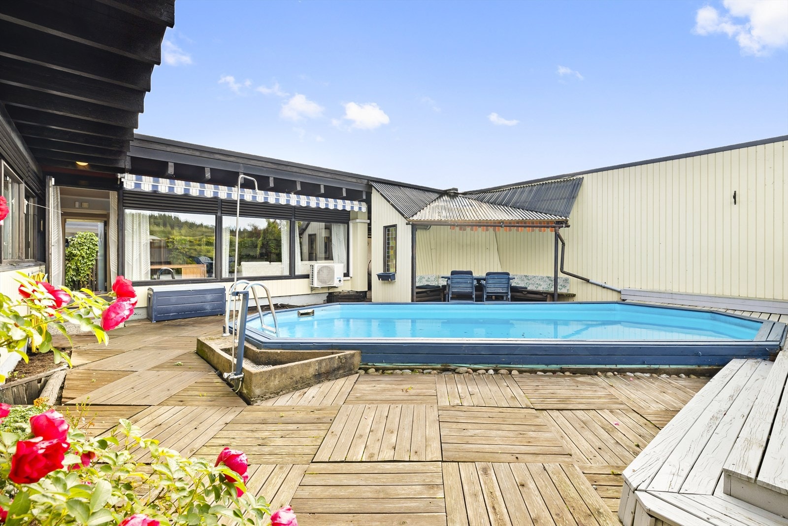 Totalt usjenert og solrikt atrium med svømmebasseng og hyggelige sitteplasser. Galleribilde