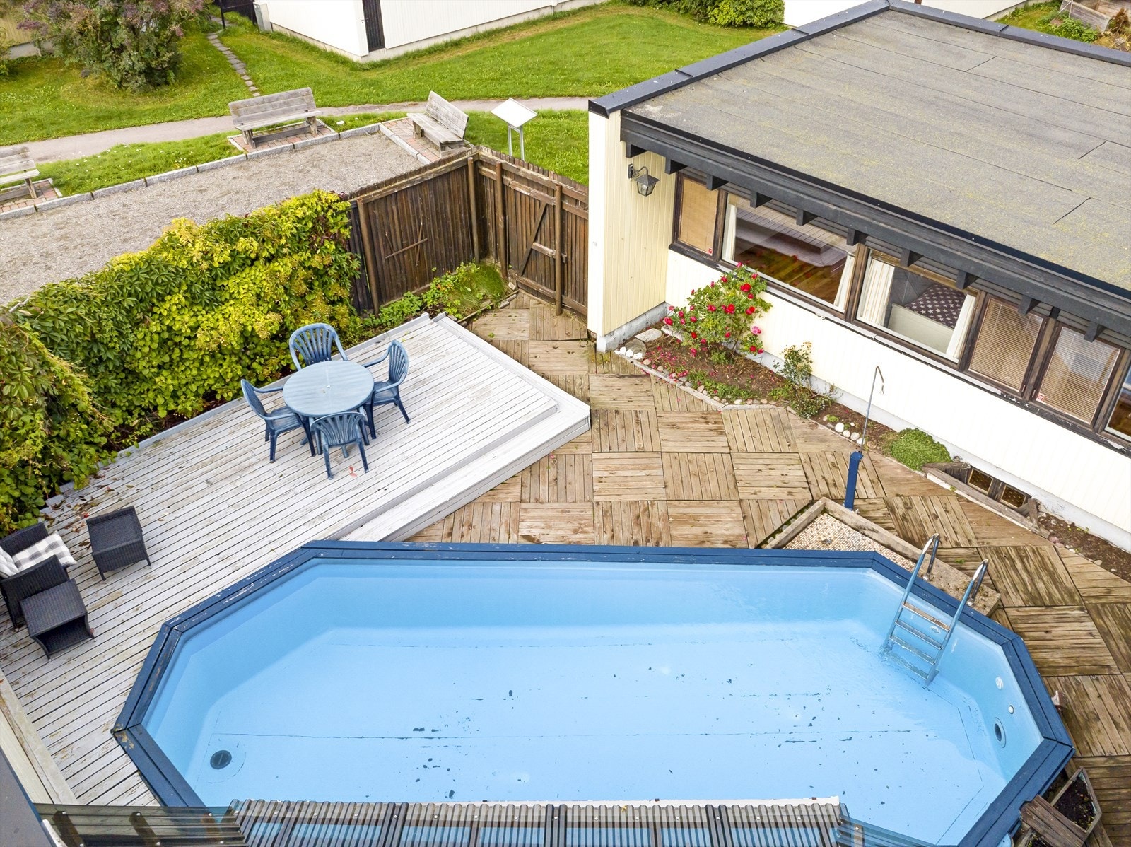 Adkomst til borettslagets fellesarealer med port i gjerdet. Galleribilde