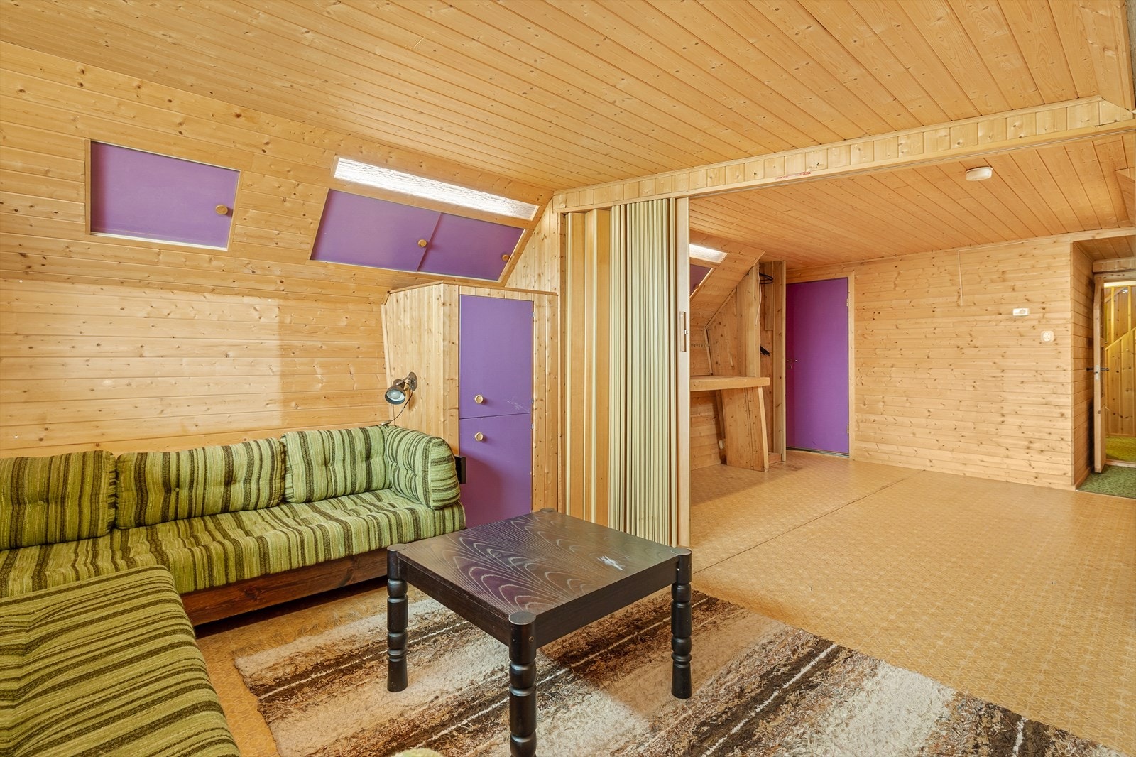 Hobbyrom/arbeidsrom med belegg på gulv, panel på vegger og i tak. Galleribilde