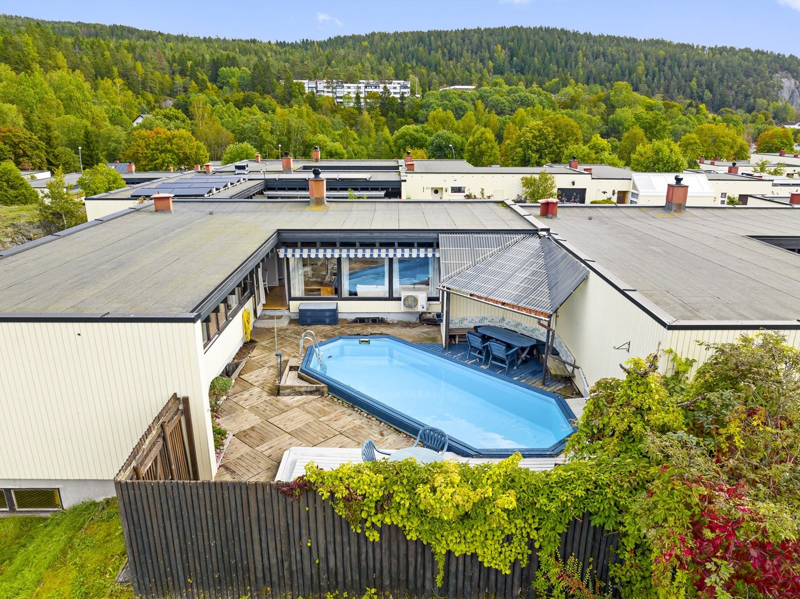 Solrikt og usjenert. Galleribilde