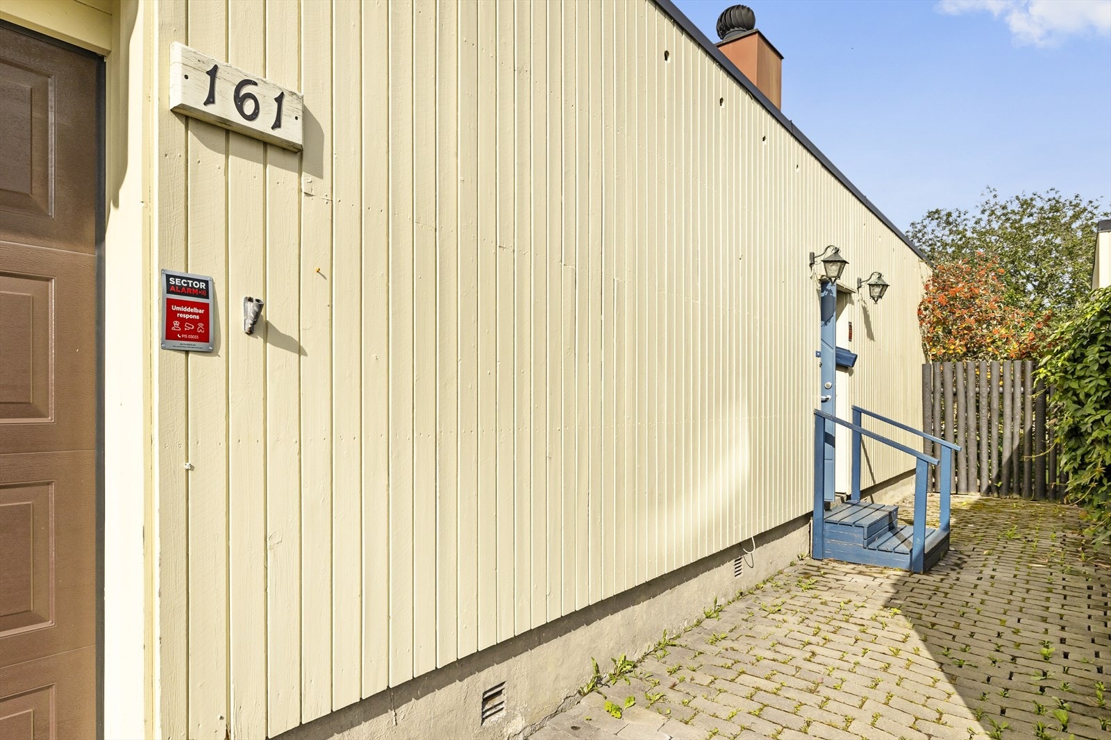 Inngangsparti og garasje. Galleribilde