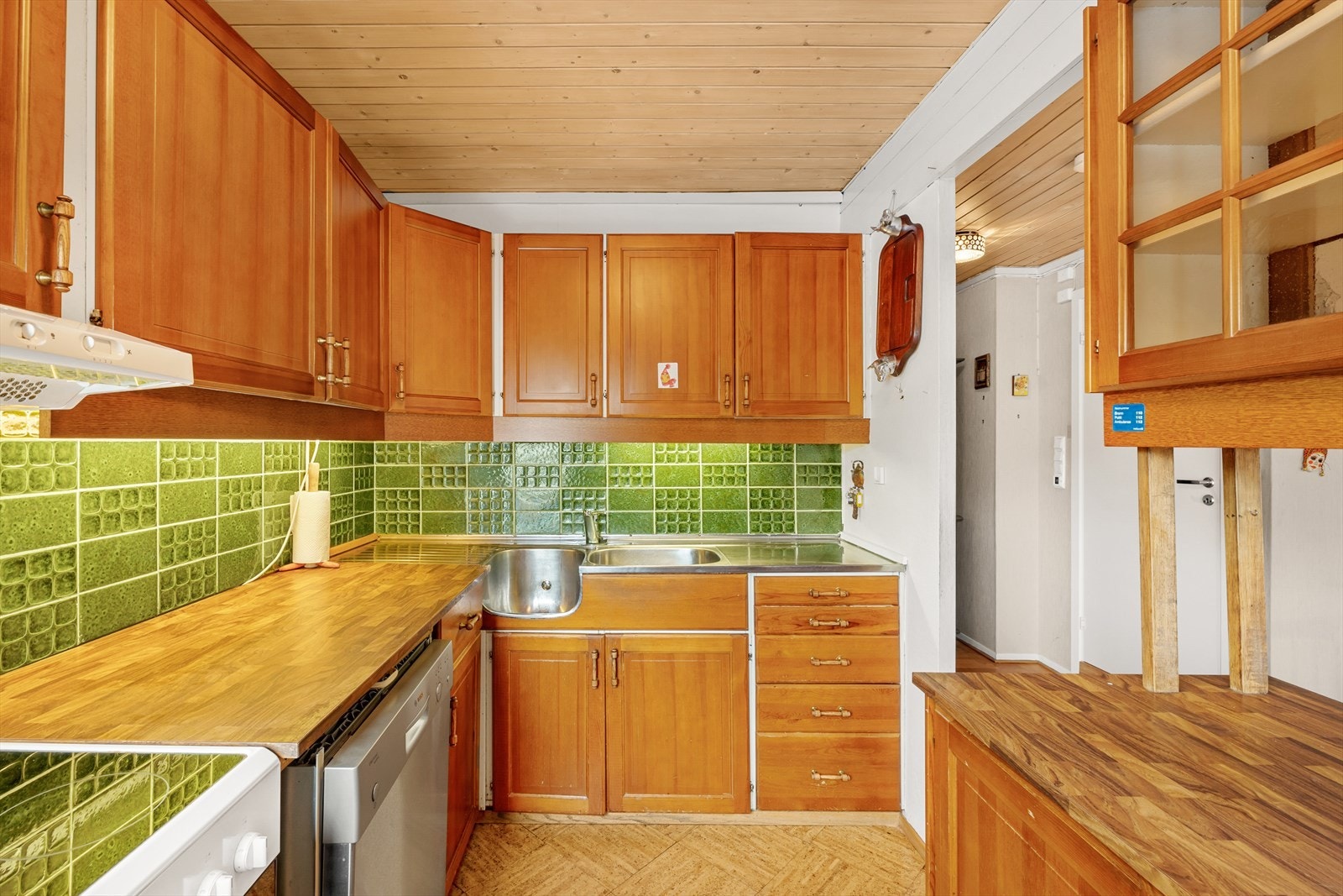 Kjøkken med
belegg å gulv, malte slette vegger og panel i tak. Kjøkkeninnredning med profilerte heltrefronter, laminat benkeplate med fliser over, dobbel
oppvaskkum med helt benkebeslag, ventilator og opplegg for oppvaskmaskin Galleribilde