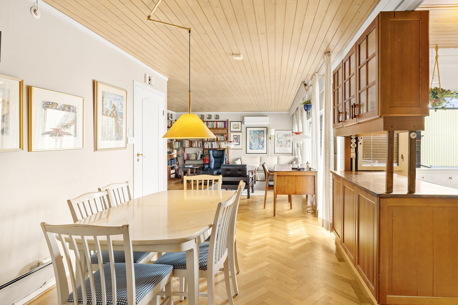 Gode muligheter for spiseplass like ved kjøkkenet. Galleribilde