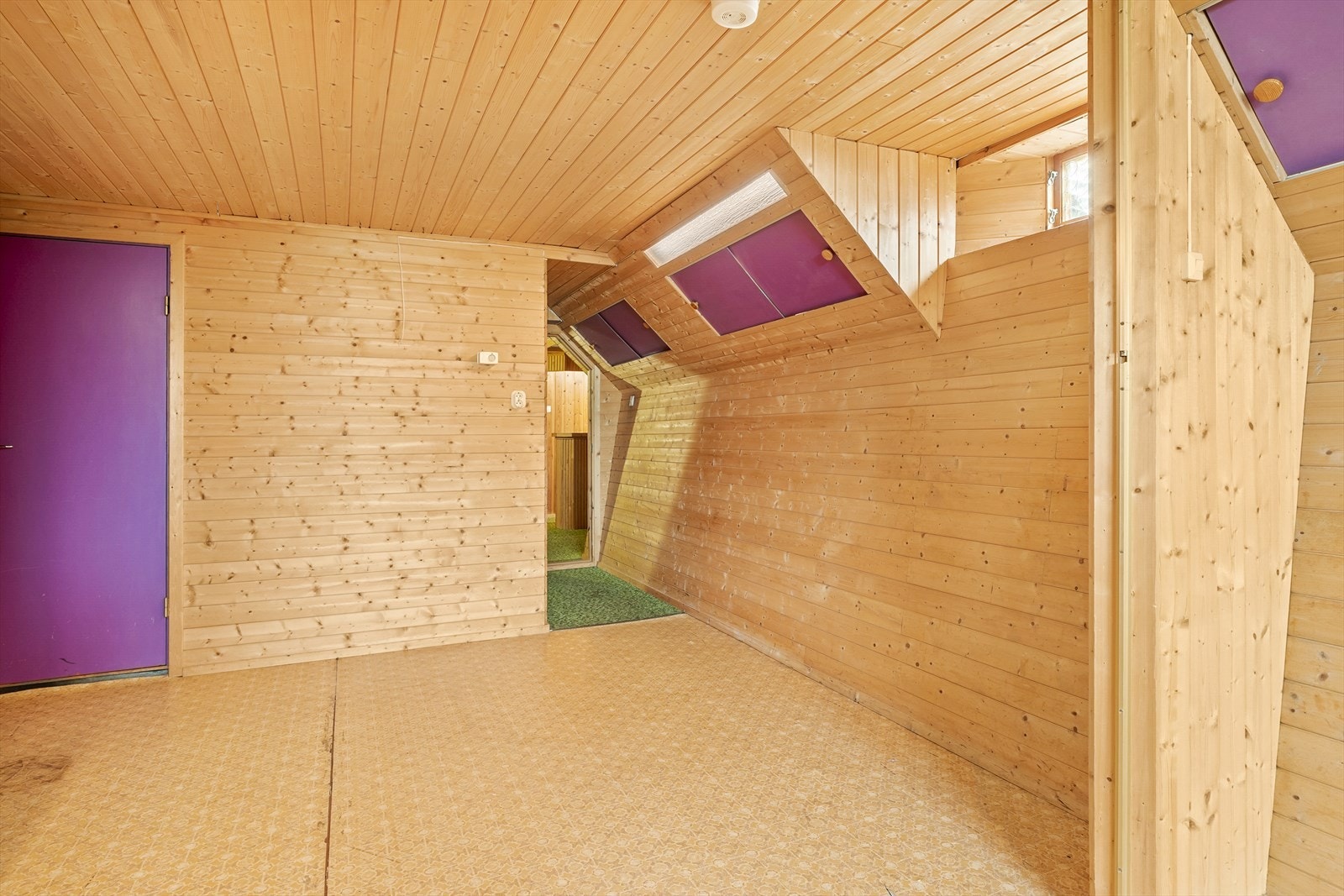 Hobbyrom/arbeidsrom med belegg på gulv, panel på vegger og i tak. Galleribilde