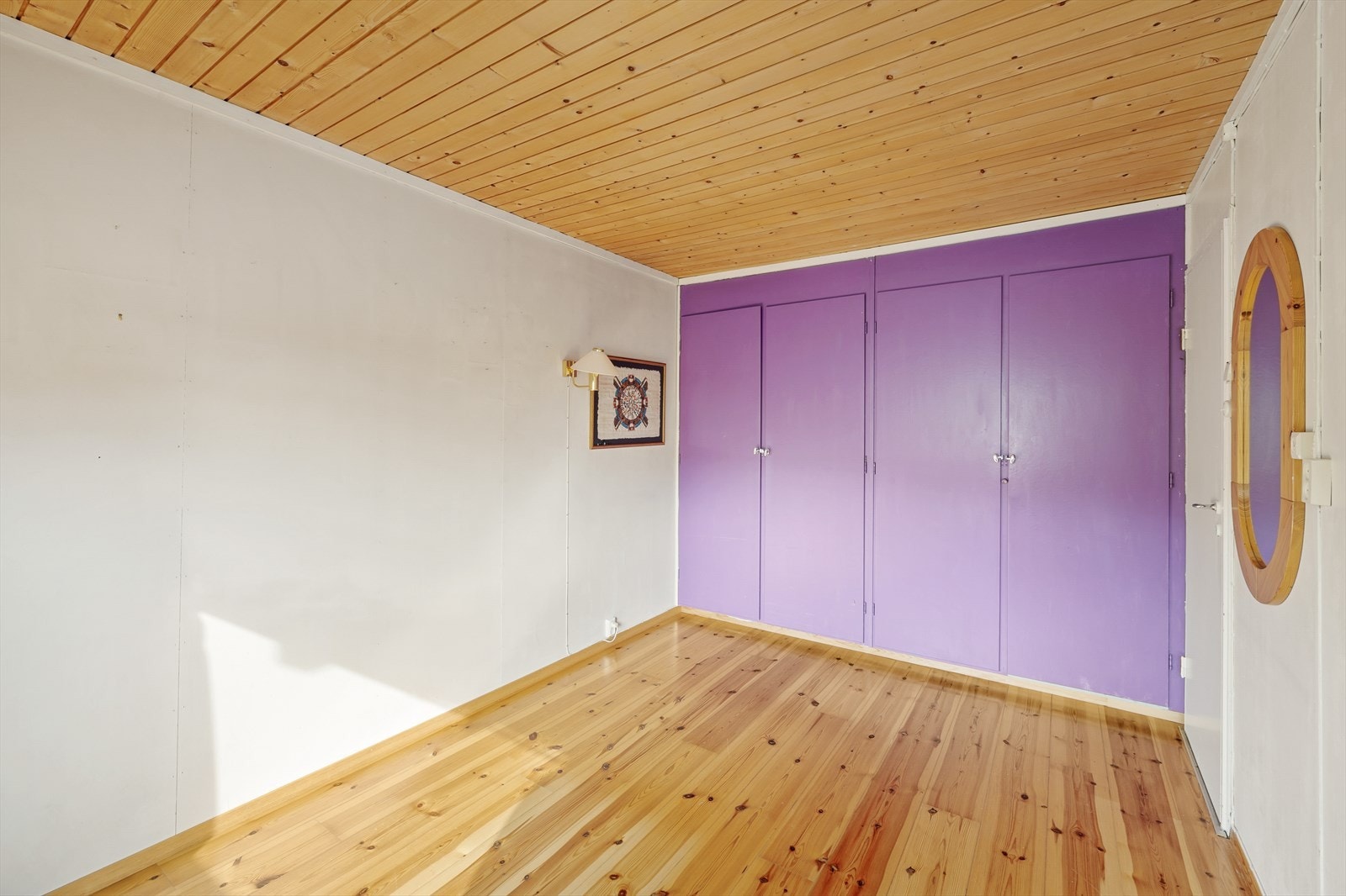 Furugulv, malte vegger og panel i tak. 2 stk doble plassbygde garderobeskap. Galleribilde