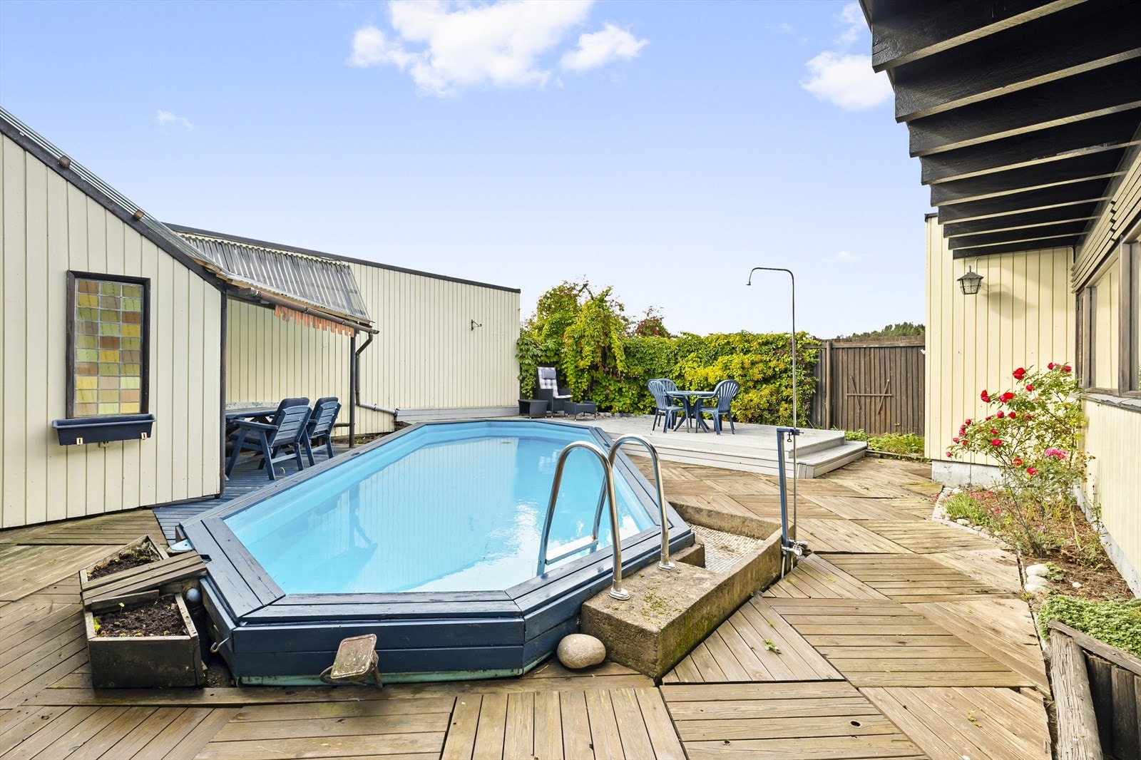 Atriumet er opparbeidet med tregulv , treterrasse og bed. Galleribilde