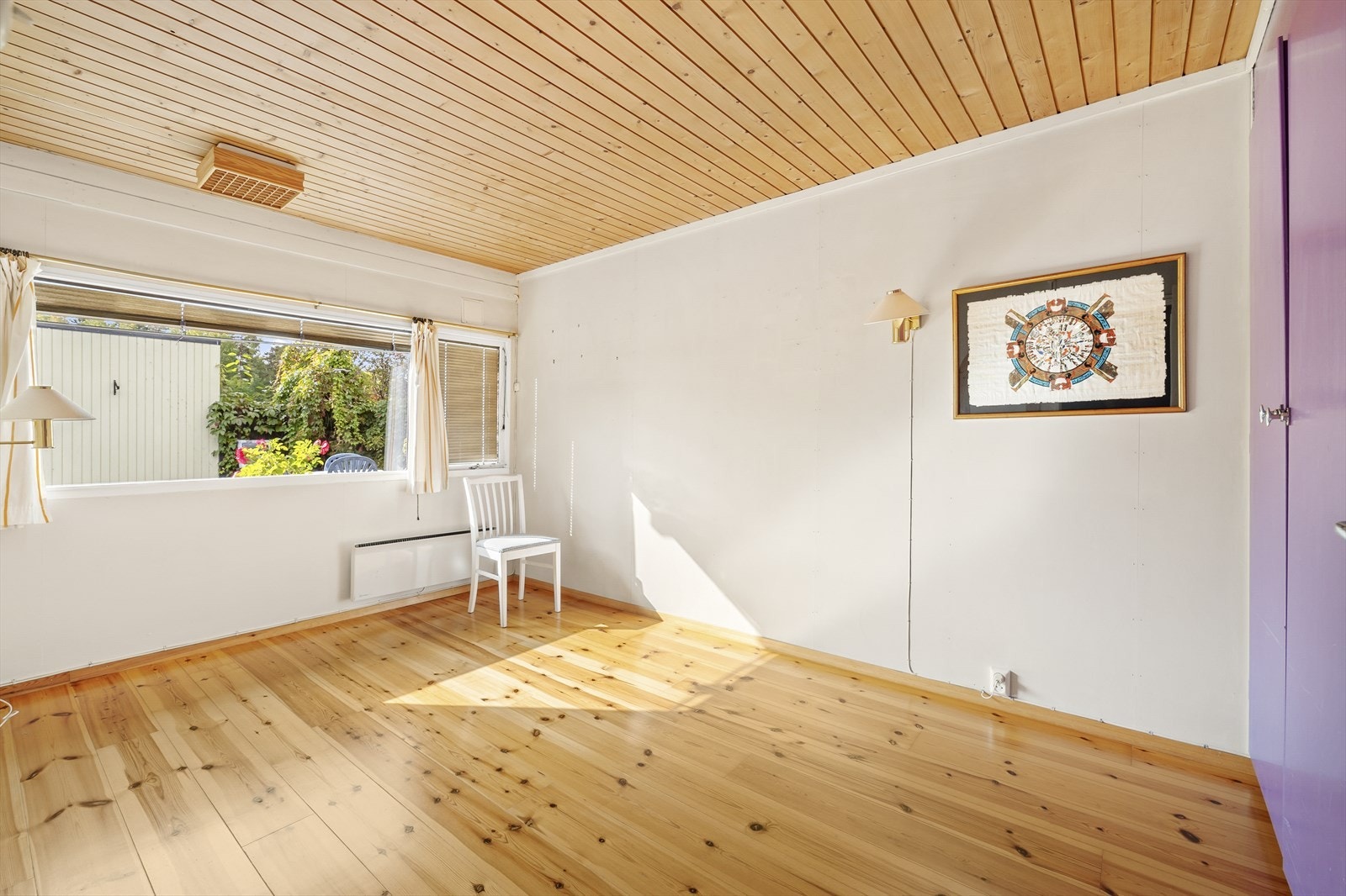 Furugulv, malte vegger og panel i tak. 2 stk doble plassbygde garderobeskap. Galleribilde