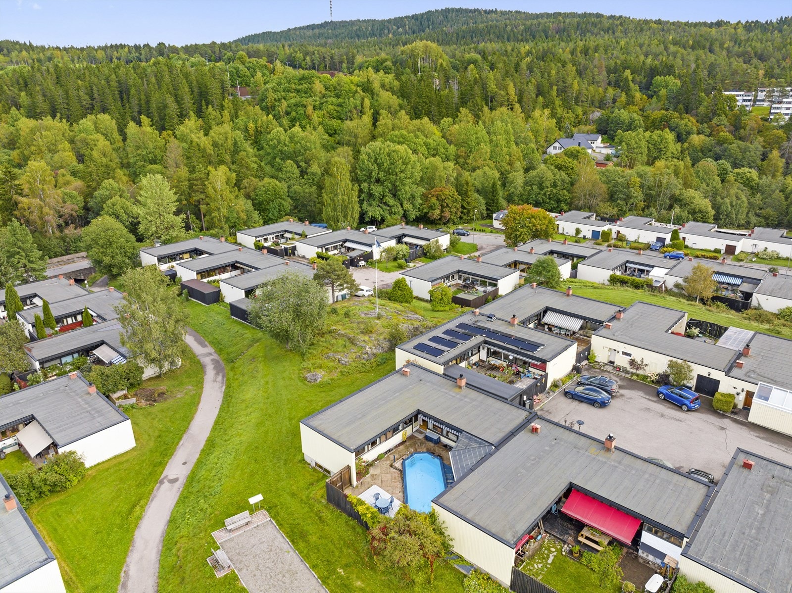 Kort vei til marka med flotte turområder sommer som vinter. Galleribilde