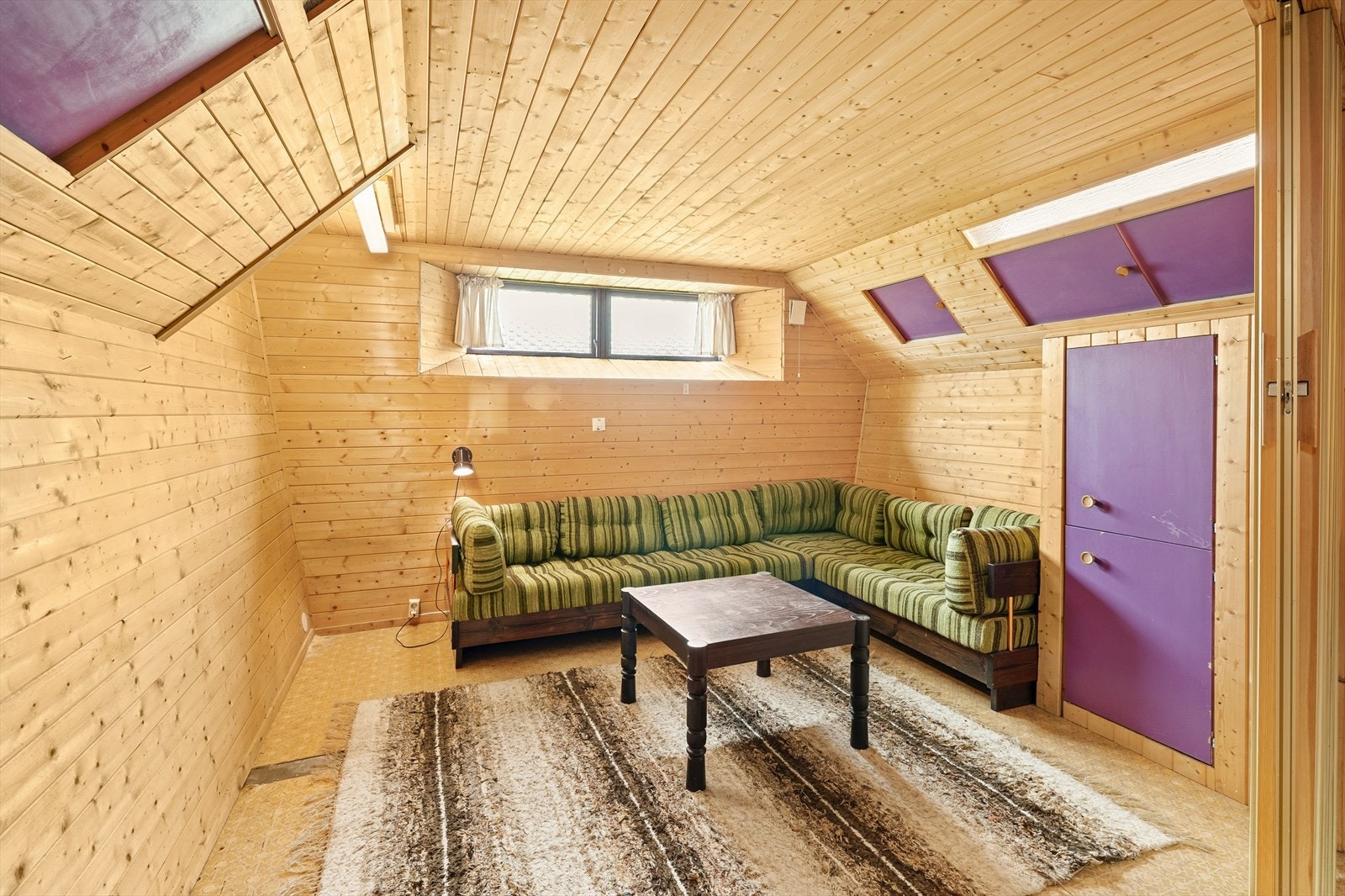 Hobbyrom/arbeidsrom med belegg på gulv, panel på vegger og i tak. Galleribilde