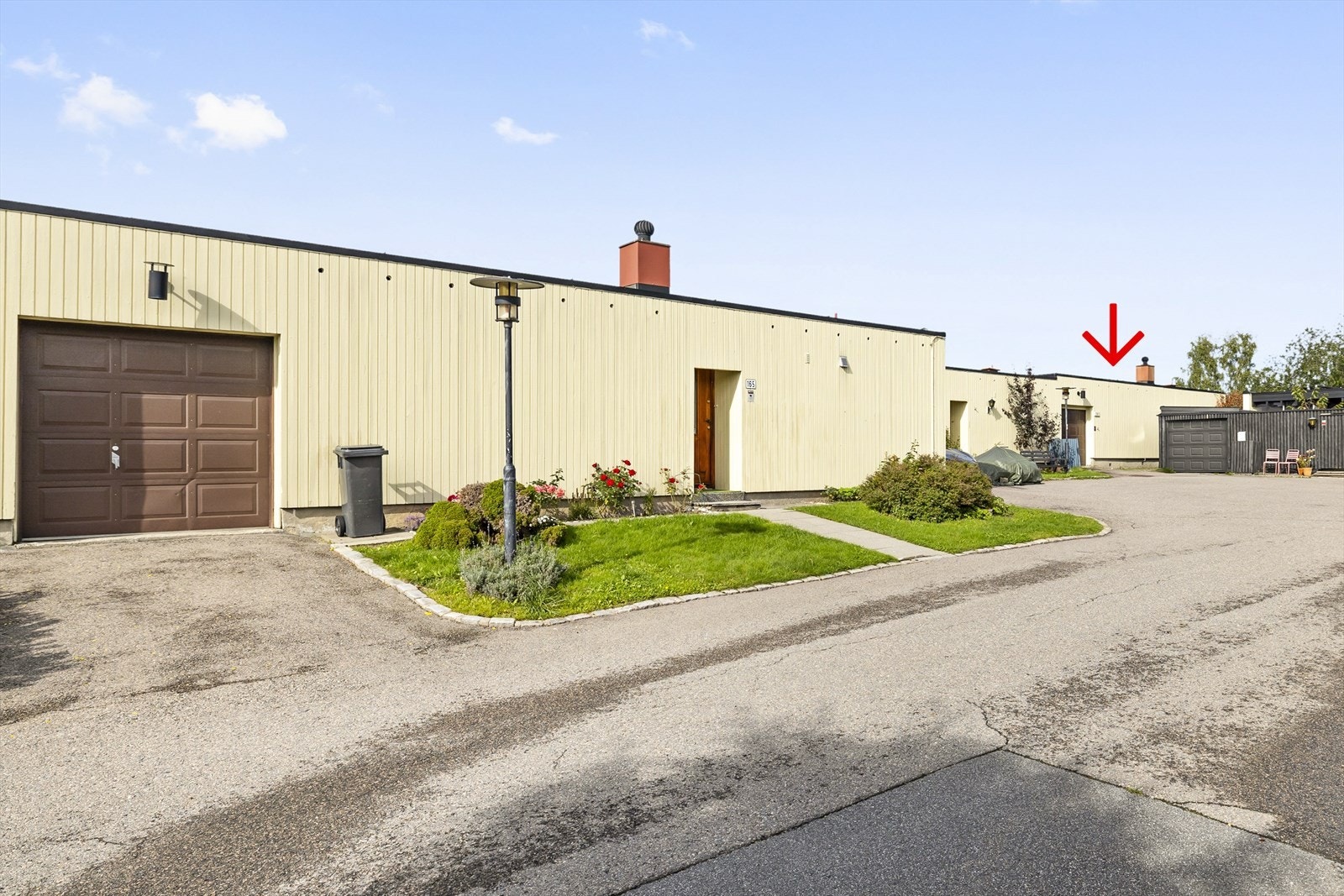 Boligen ligger rolig og usjenert til innerst i en blindvei. Galleribilde