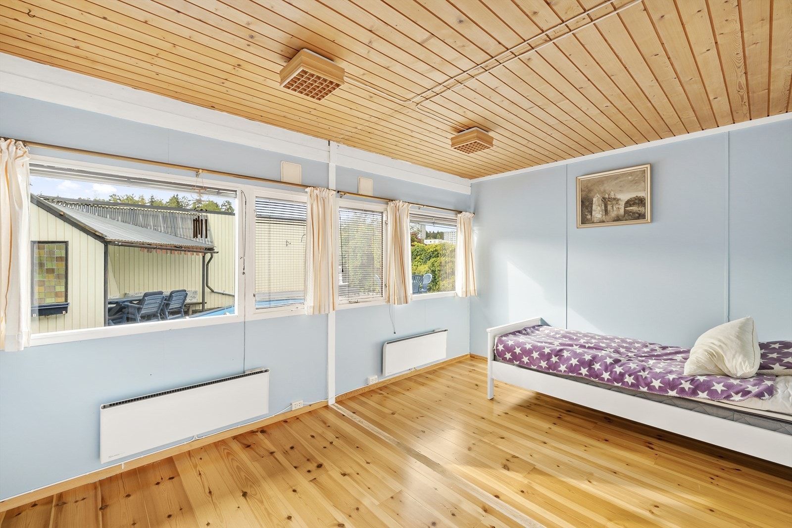 Furugulv, malte vegger og panel i tak. Dette rommet er opprinnelig 2 soverom og kan enkelt settes tilbake til opprinnelig.. Galleribilde