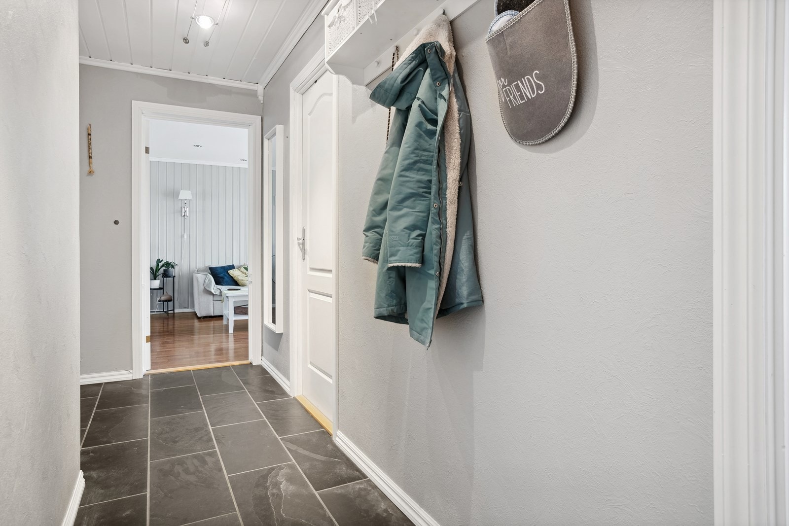 Entré med oppheng til yttertøy Galleribilde