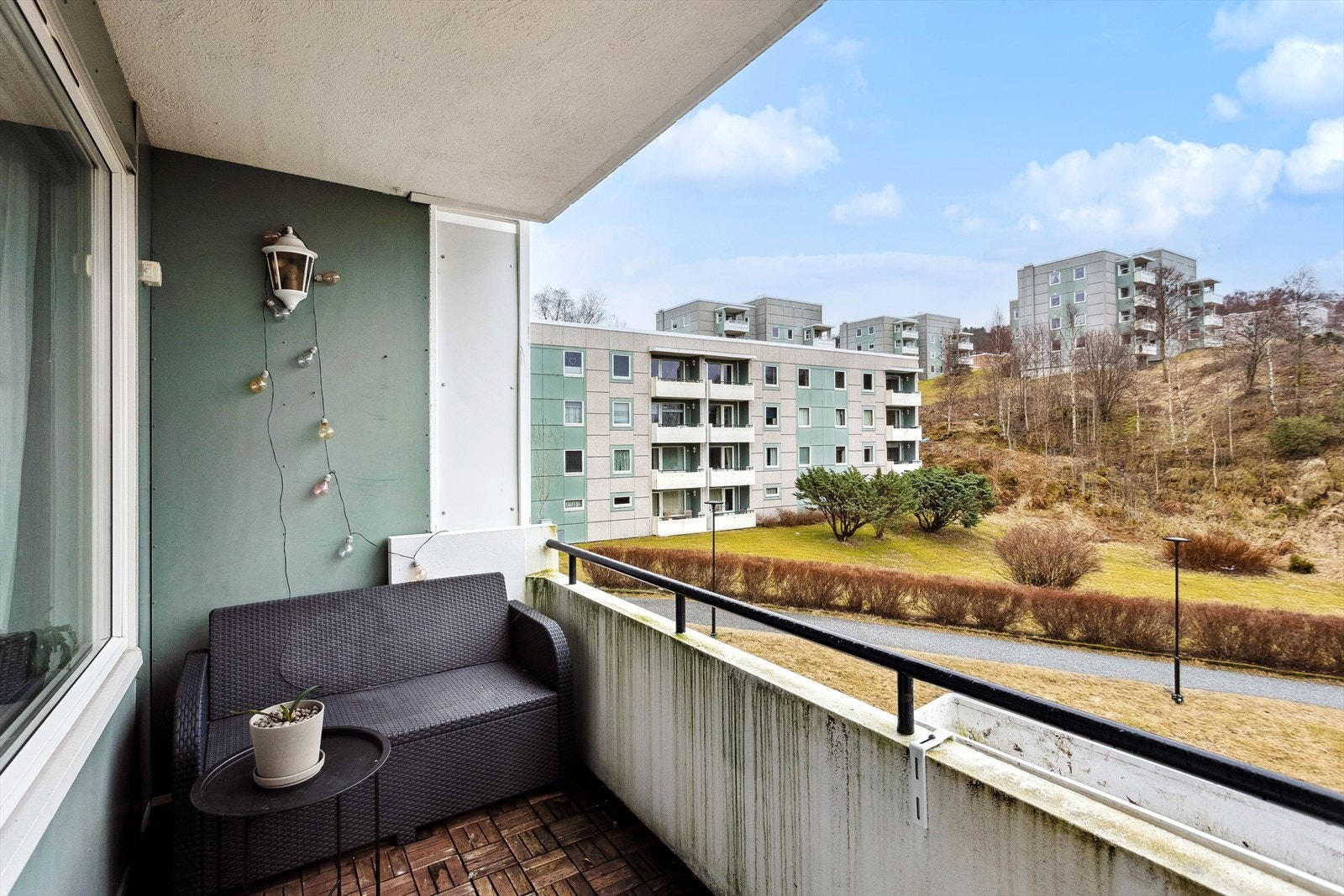 Balkongen er usjenert og har gode sol- og utsiktsforhold Galleribilde