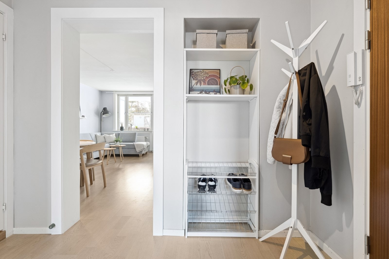 Romslig og lys entré med plass til å henge fra seg yttertøy og sette fra seg sko. Forøvrig medfølger det to boder, hvoran den ene er i kjelleren og et på loftet med gode lagringsmuligheter. Galleribilde