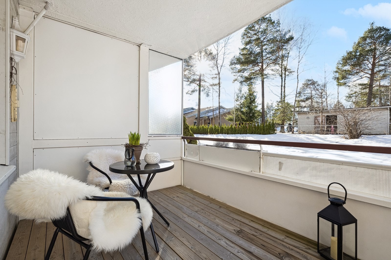 Balkongen oppleves som en fin forlengelse av stuen på sommerstid. Galleribilde