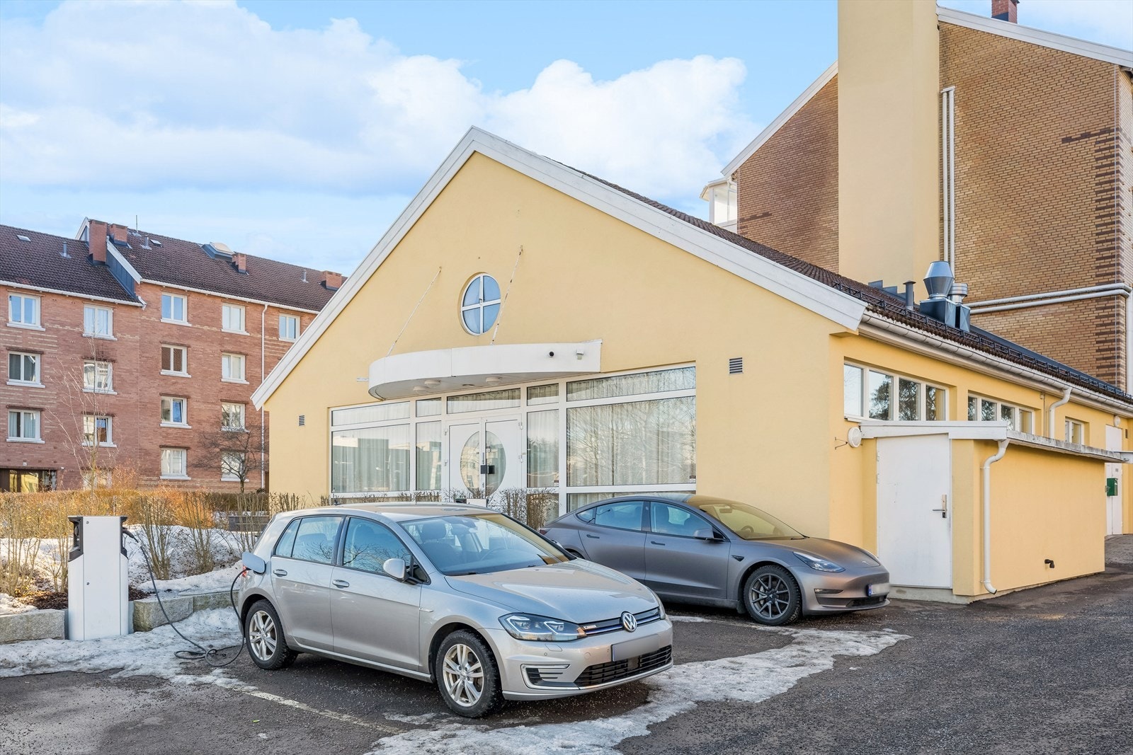 Grendehus i Radarveien 69. Lokalene kan leies av alle beboerne i Knausen borettslag og egner seg til alle typer selskaper og er godt utrustet til 40 personer. Det er også ladeplasser i borettslaget. Ta kontakt med styret for mer info om denne ordningen. Galleribilde