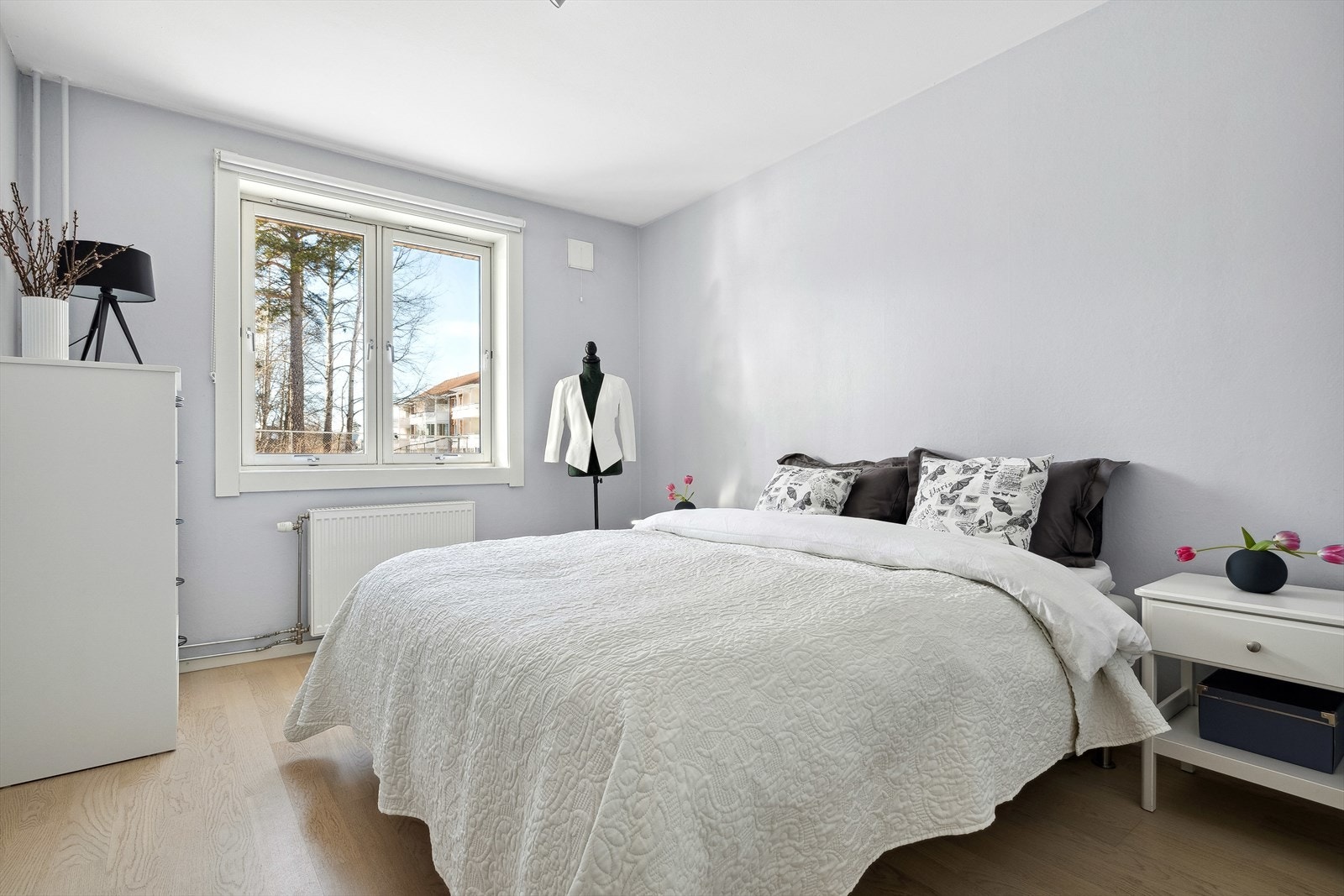 Boligen byr på to gode soverom. Rommene er lyse og romslige med god plass til både seng, nattbord og garderobeskap. Galleribilde