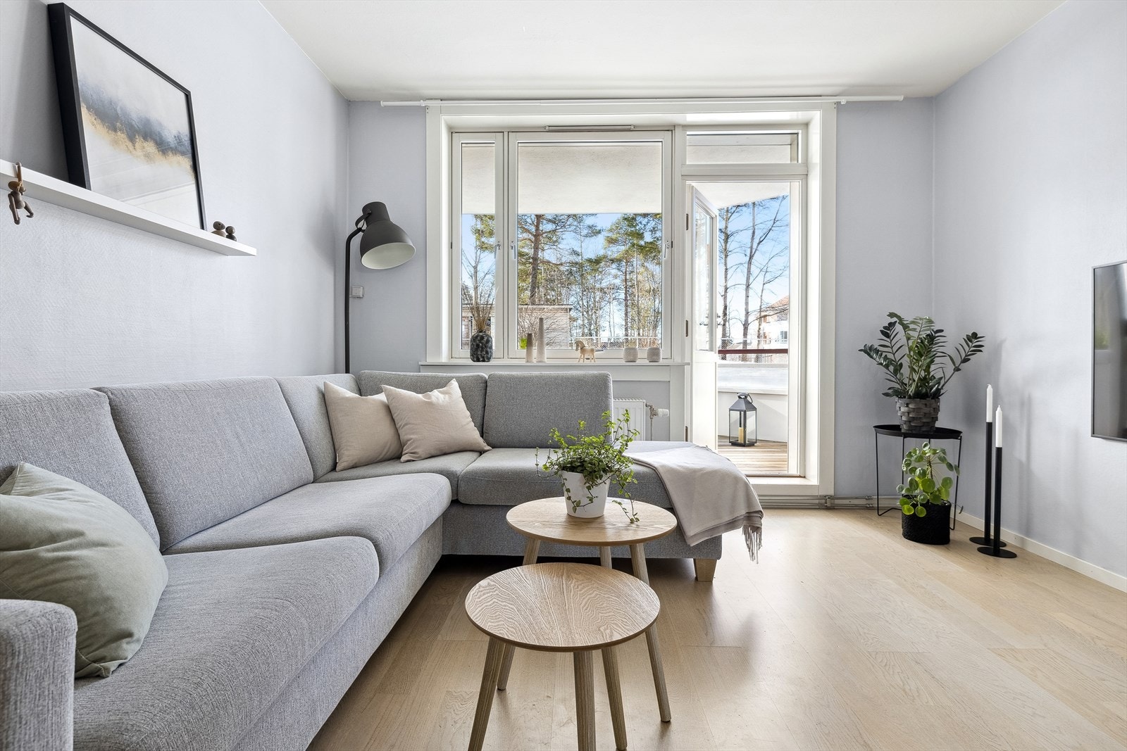 Lys og romslig stue med pent utsyn og flotte lysforhold. Galleribilde