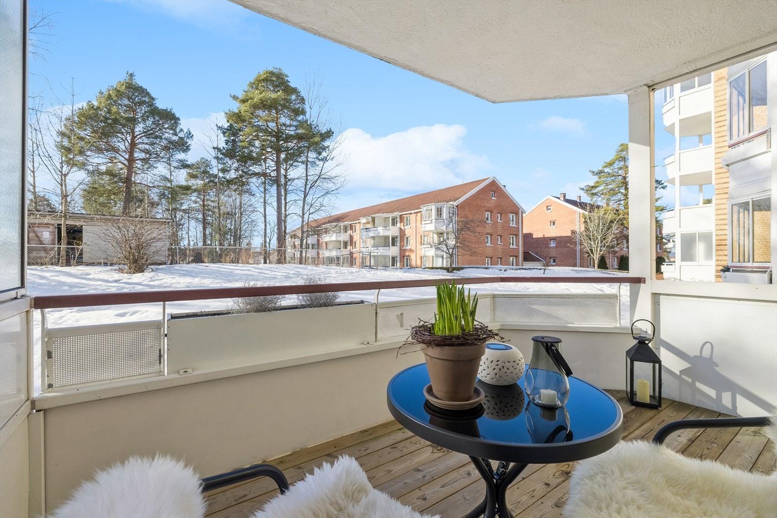 Fra stuen er det utgang til en solrik, sydvestvendt balkong på ca. 8 m². Galleribilde