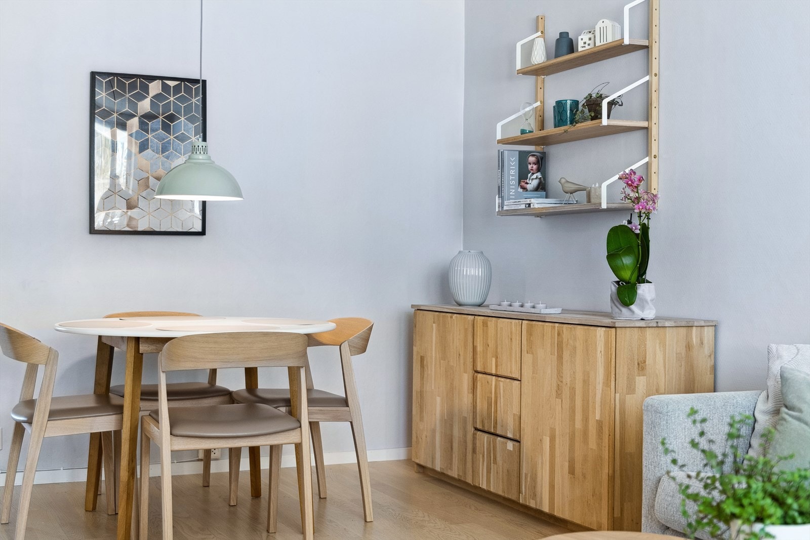 Det er god plass til både sofagruppe, mediamøbler og spisebord. Galleribilde
