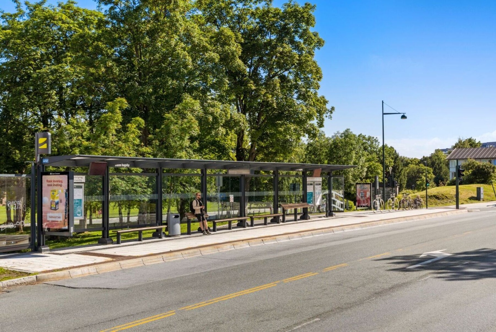 Det bør nevnes at det er svært gode bussforbindelser rett i nærheten. Hyppig avganger til. og fra sentrum samt holdeplass for flybuss Galleribilde