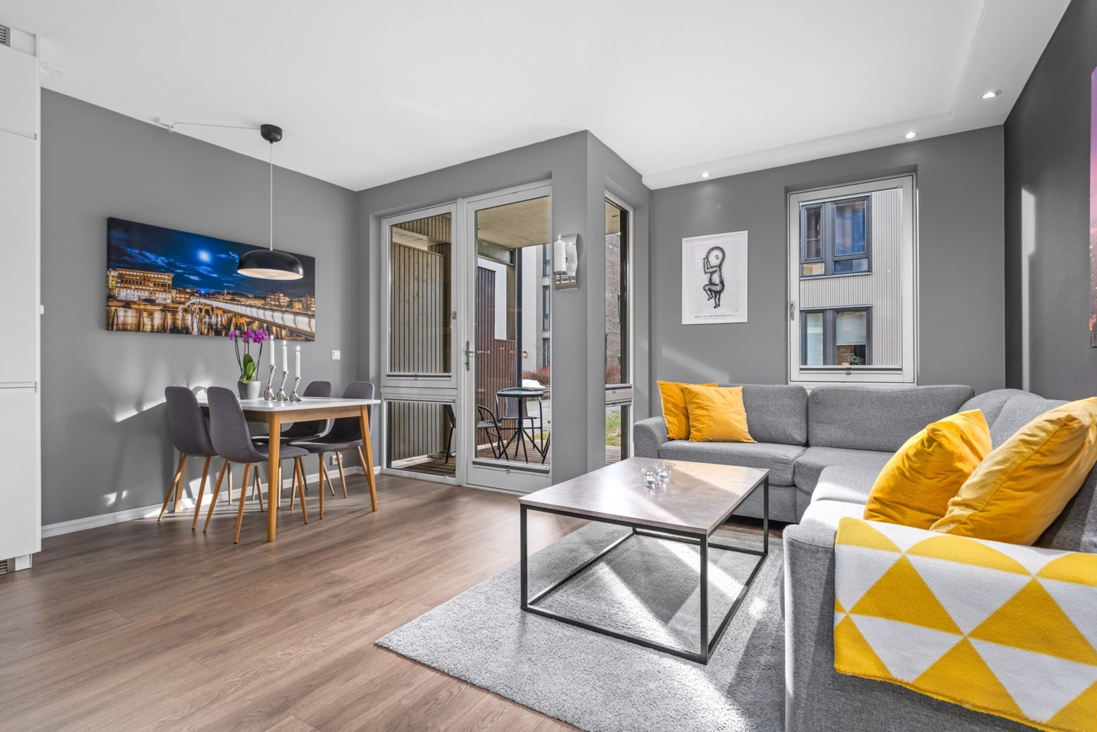 Romslig åpen stue/-kjøkkenløsning på 28,8 m² Galleribilde