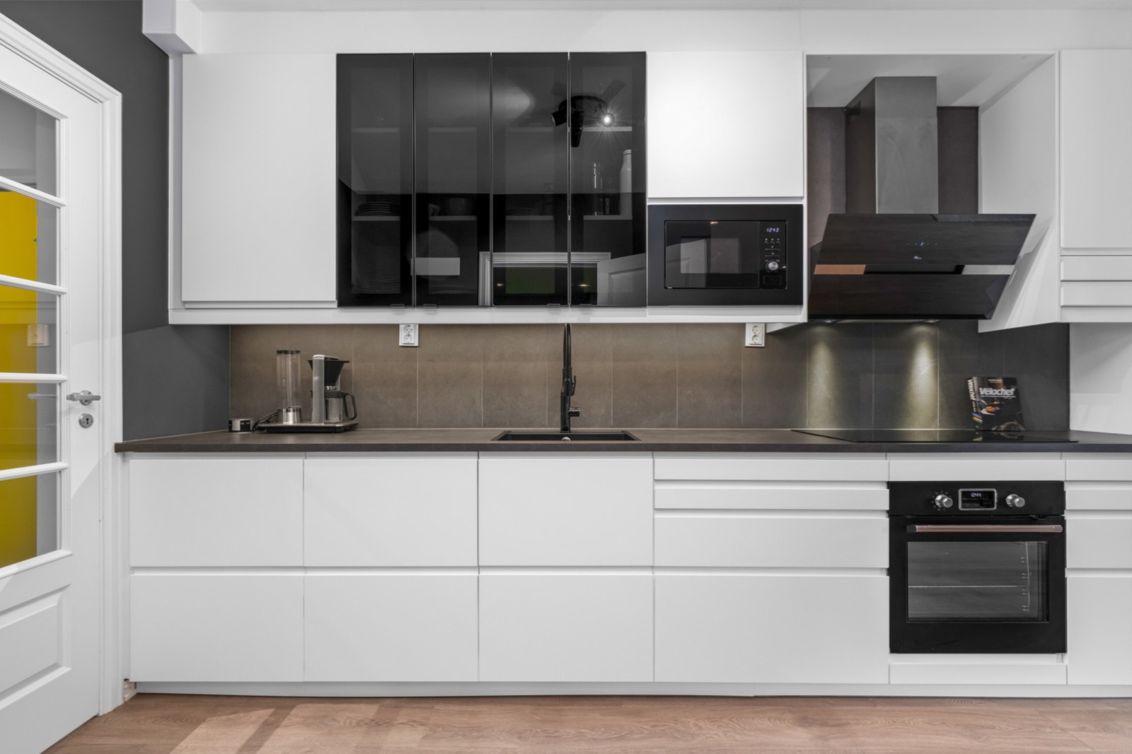 Tidløst kjøkken med flere smarte løsninger Galleribilde