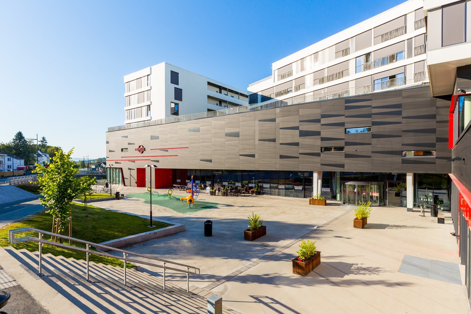 Sirkus Shopping tilbyr et bredt utvalg av klesbutikker, restauranter, kafeer o.l. Senteret nås ved en kort spasertur Galleribilde