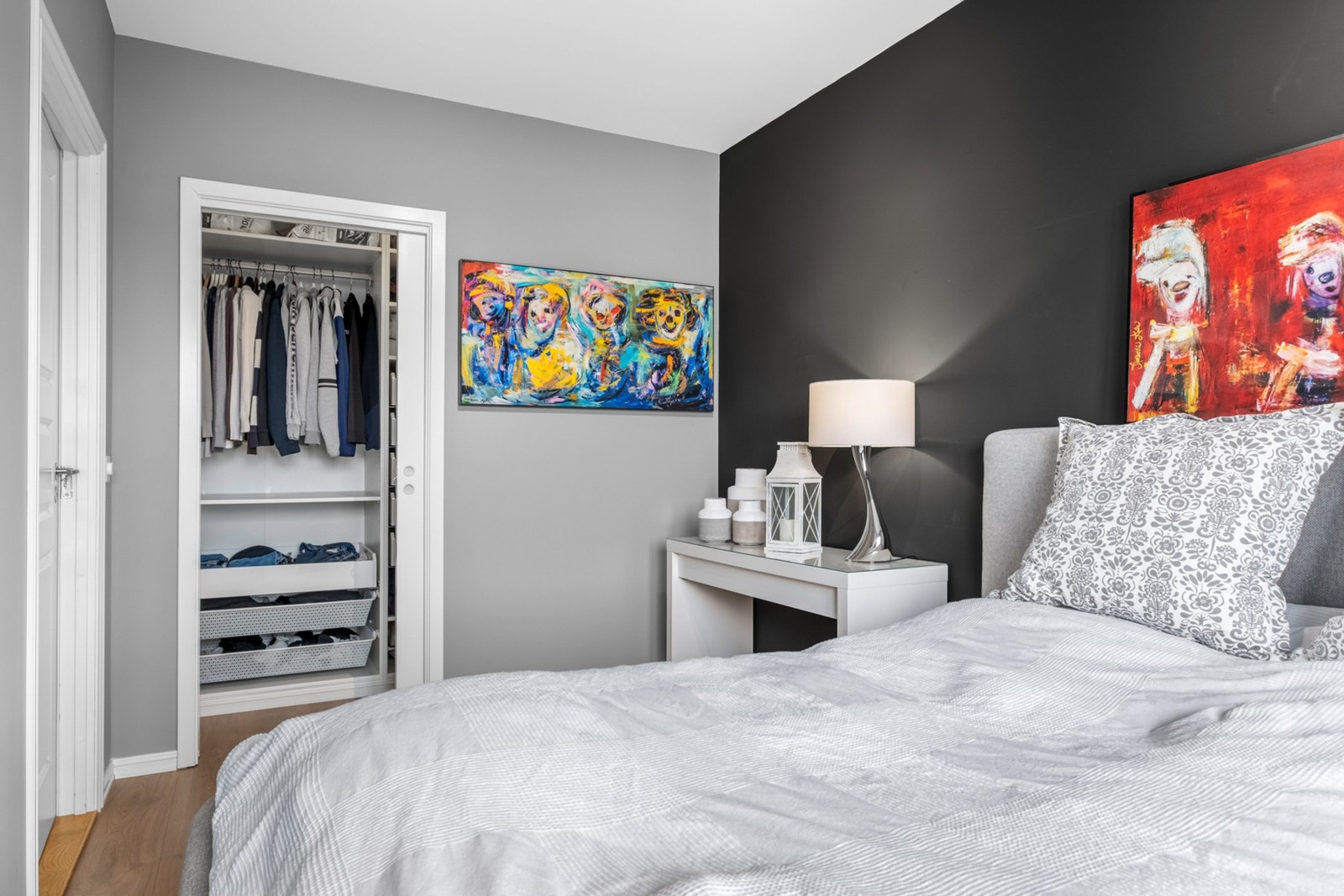 Soverommet er tilknyttet eget "walk-in-closet" på 2,7 m² Galleribilde