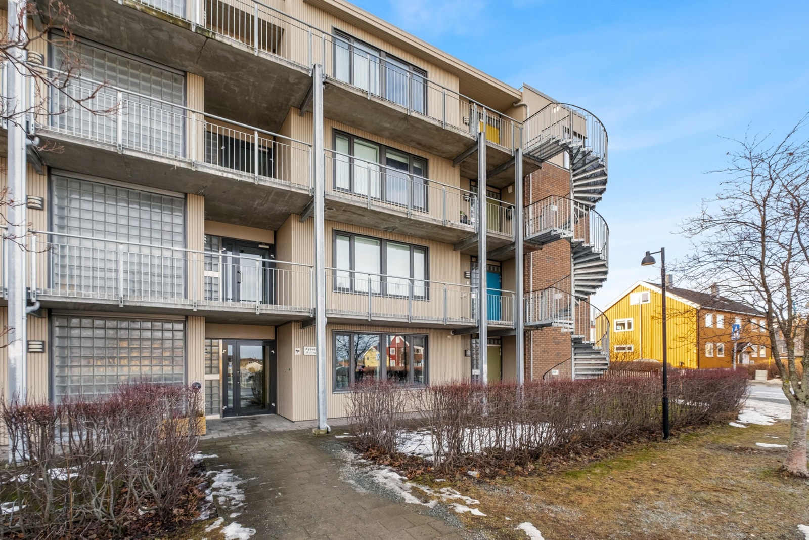 Det er dessuten godt med gjesteparkering rett ved siden av blokka - praktisk ved besøk Galleribilde