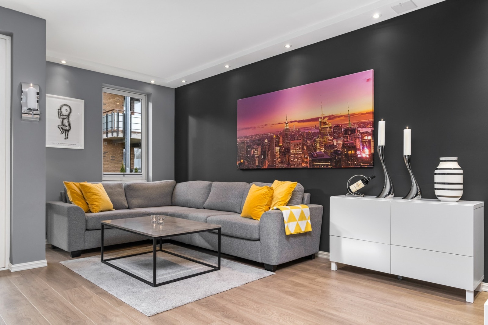 Laminatgulv i stue, kjøkken, soverom 1, soverom 2 og walk-in-closet ble skiftet i regi av eier i 2019 Galleribilde