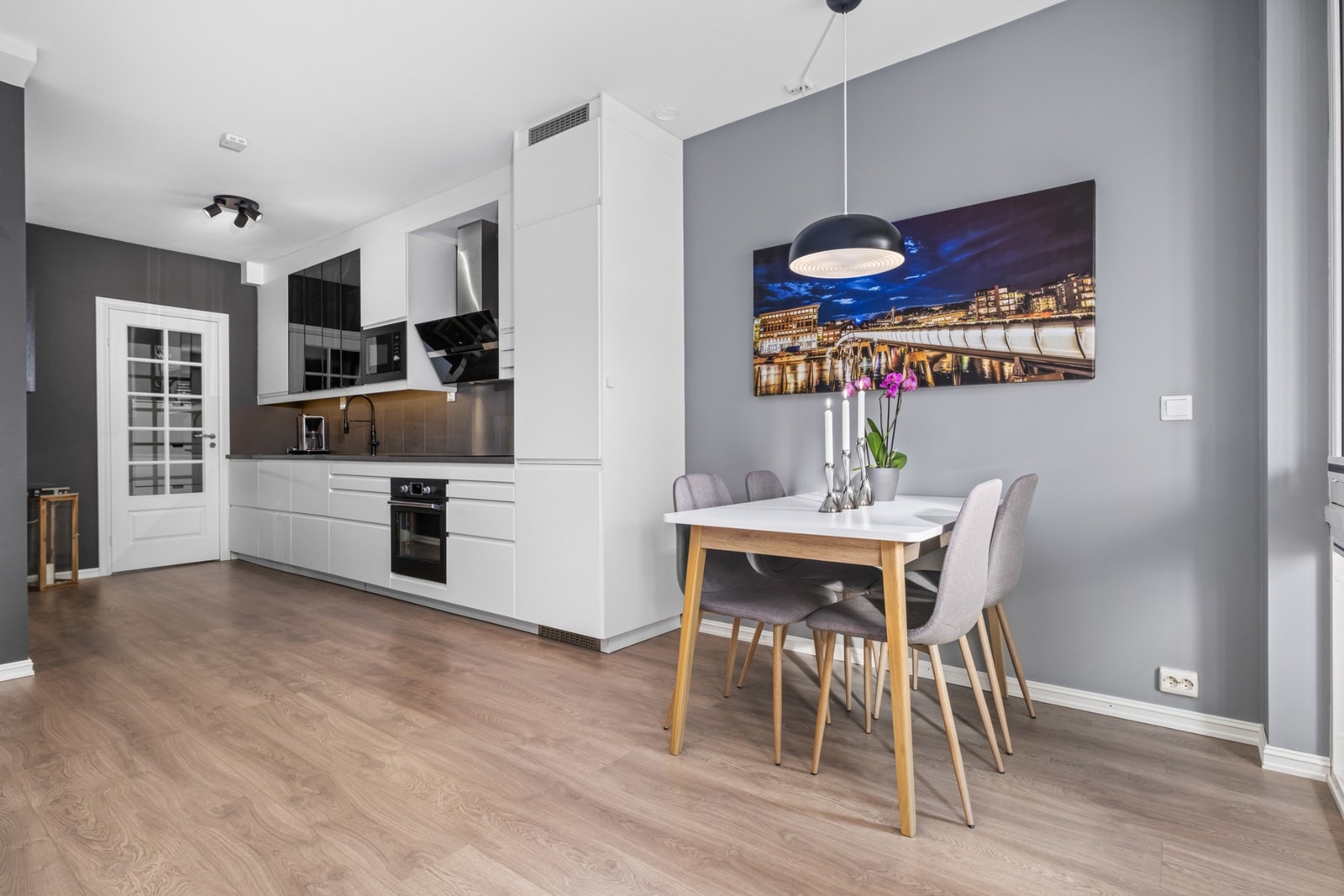 Det er etablert en skillevegg mellom entré og kjøkken for å få avdelte soner Galleribilde