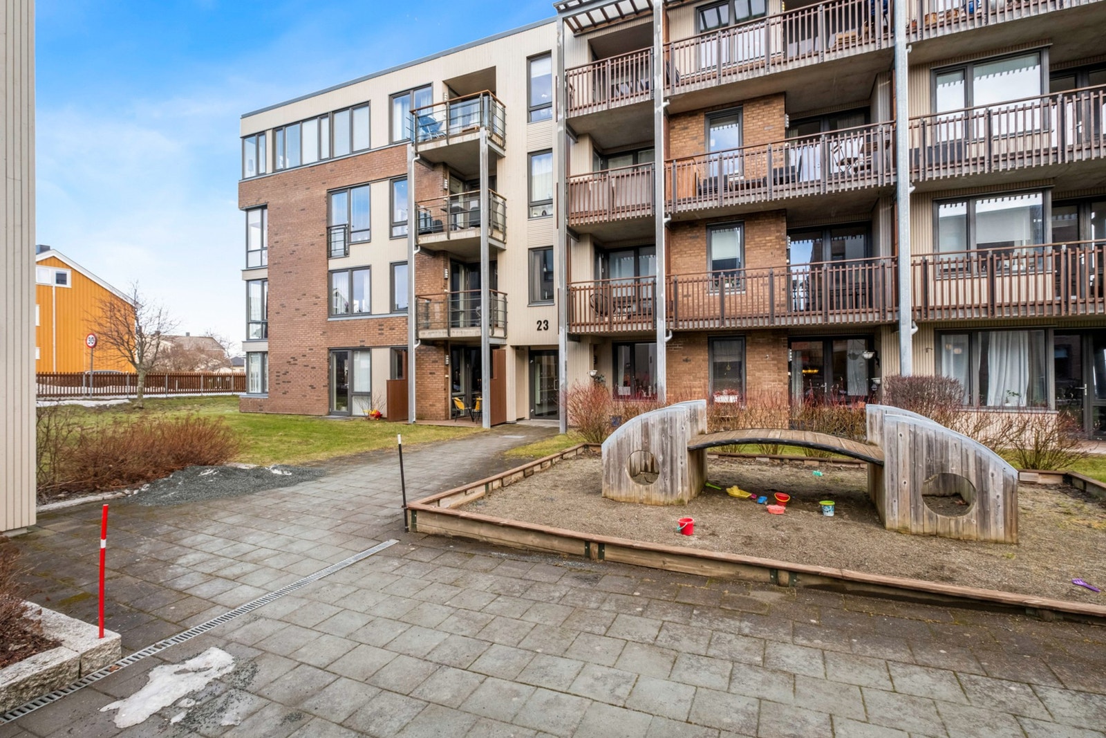 Pent opparbeidede uteområder mellom blokkene, samt grønne og fine omgivelser ellers Galleribilde