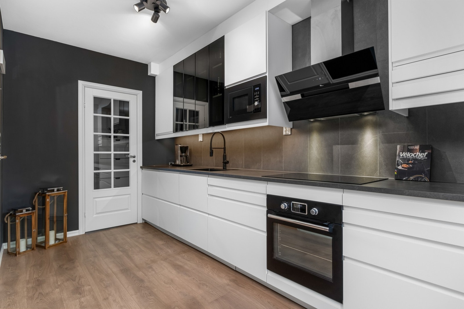 Kjøkkeninnredning med plane fronter og laminert
benkeplate. Ventilator. Integrert platetopp, stekeovn, oppvaskmaskin,
mikrobølgeovn og kjøl/fryseskap Galleribilde