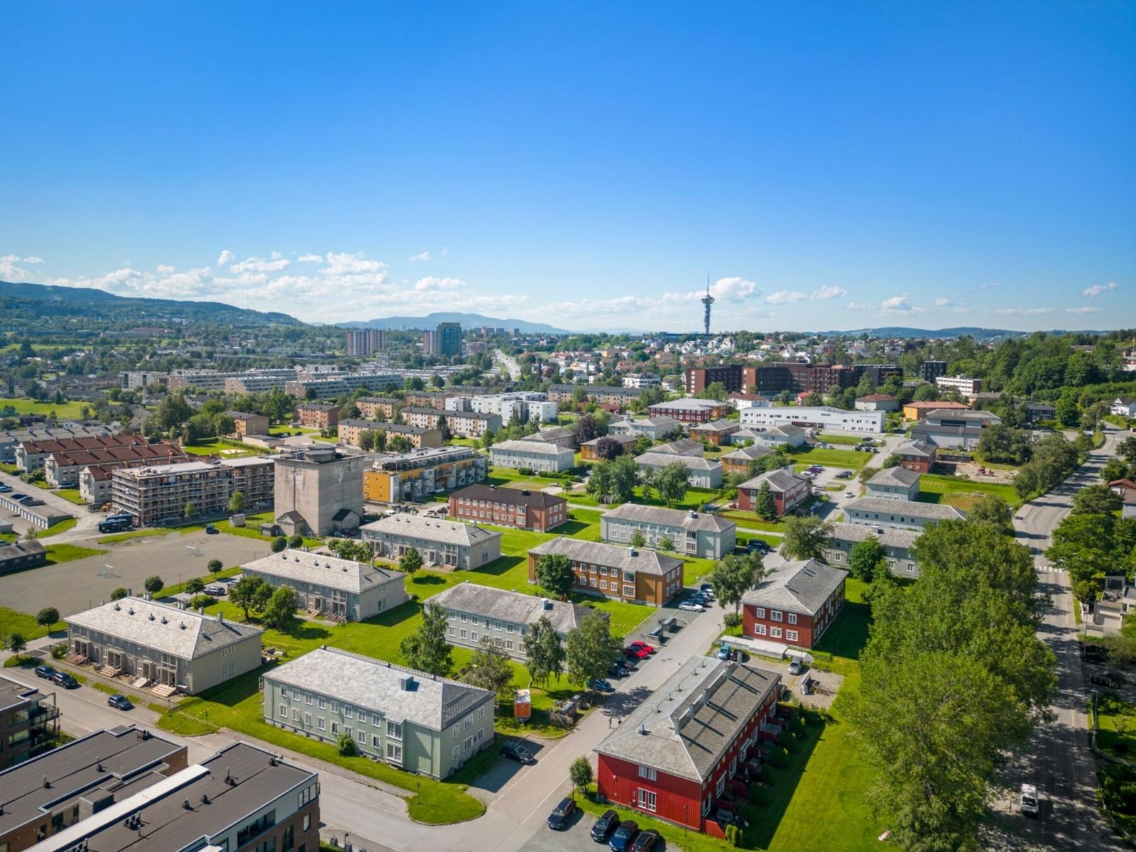 Leiligheten ligger på Persaunet, der nærområdet er kjent for sitt parkmessige preg - med god avstand mellom byggene og sjarmerende boligbebyggelse Galleribilde