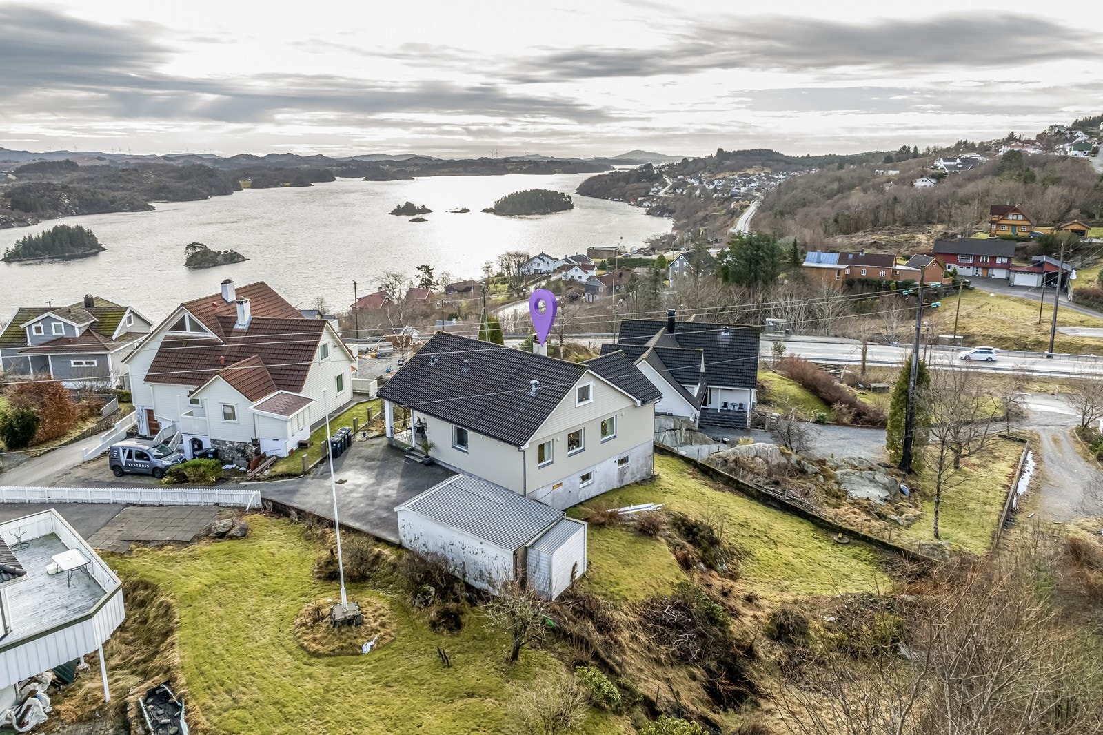 Boligen er beliggende på Skre og nyter flott utsikt mot Førresfjorden. Galleribilde