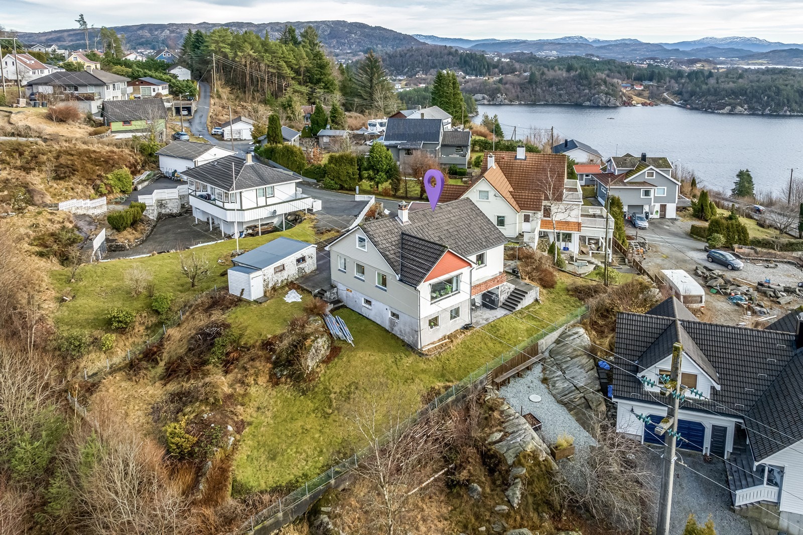 Boligen har hage og ligger høyt i terrenget Galleribilde