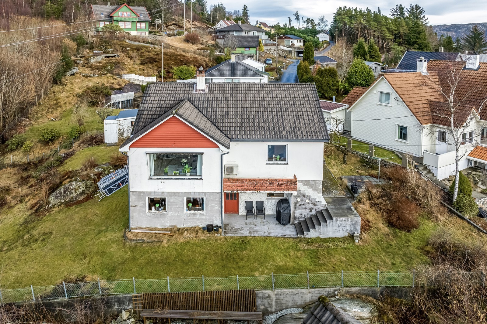 Yttervegger i betongstein som er utvendig pusset og malt Galleribilde