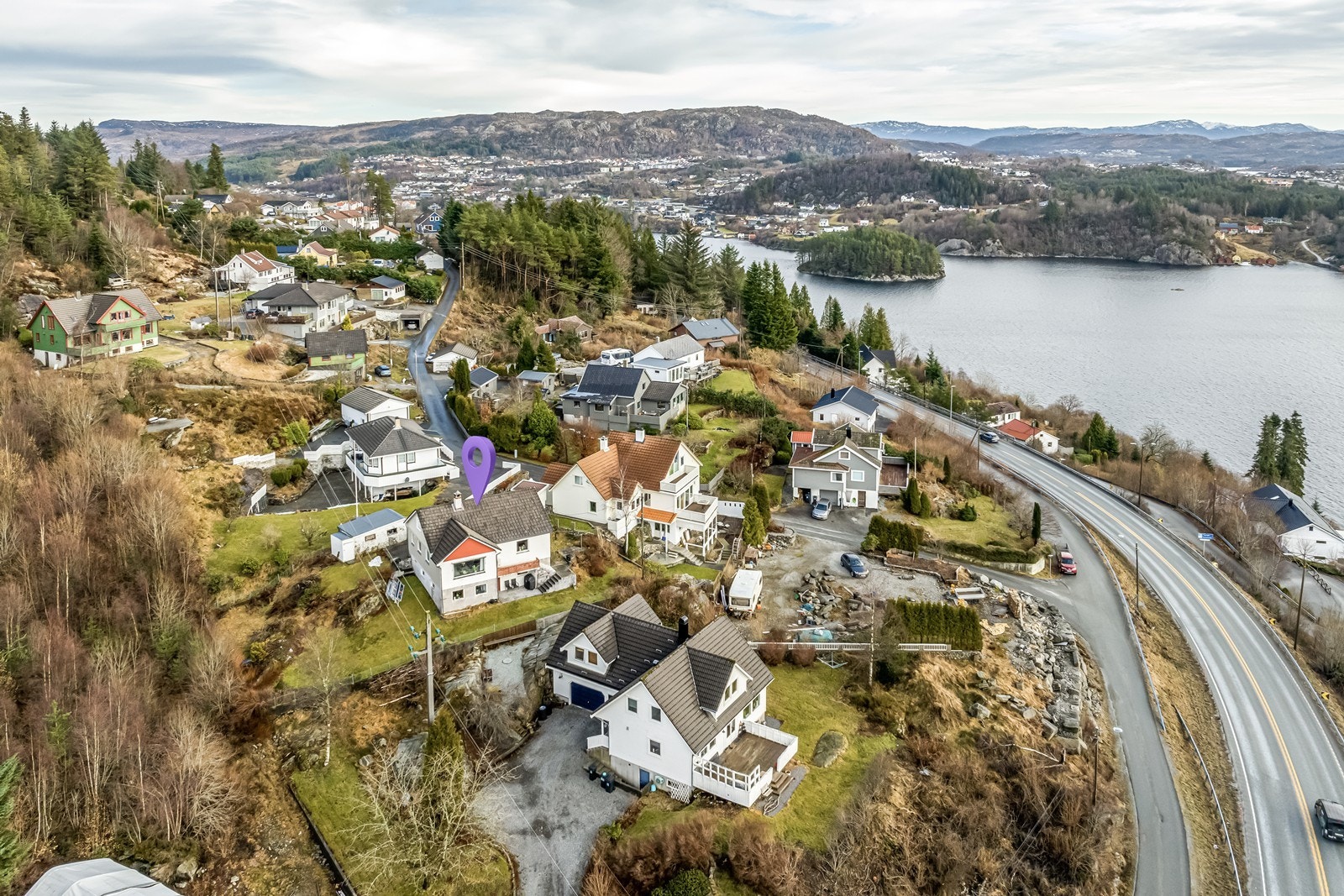 Boligen er beliggende på Skre og nyter flott utsikt mot Førresfjorden. Galleribilde