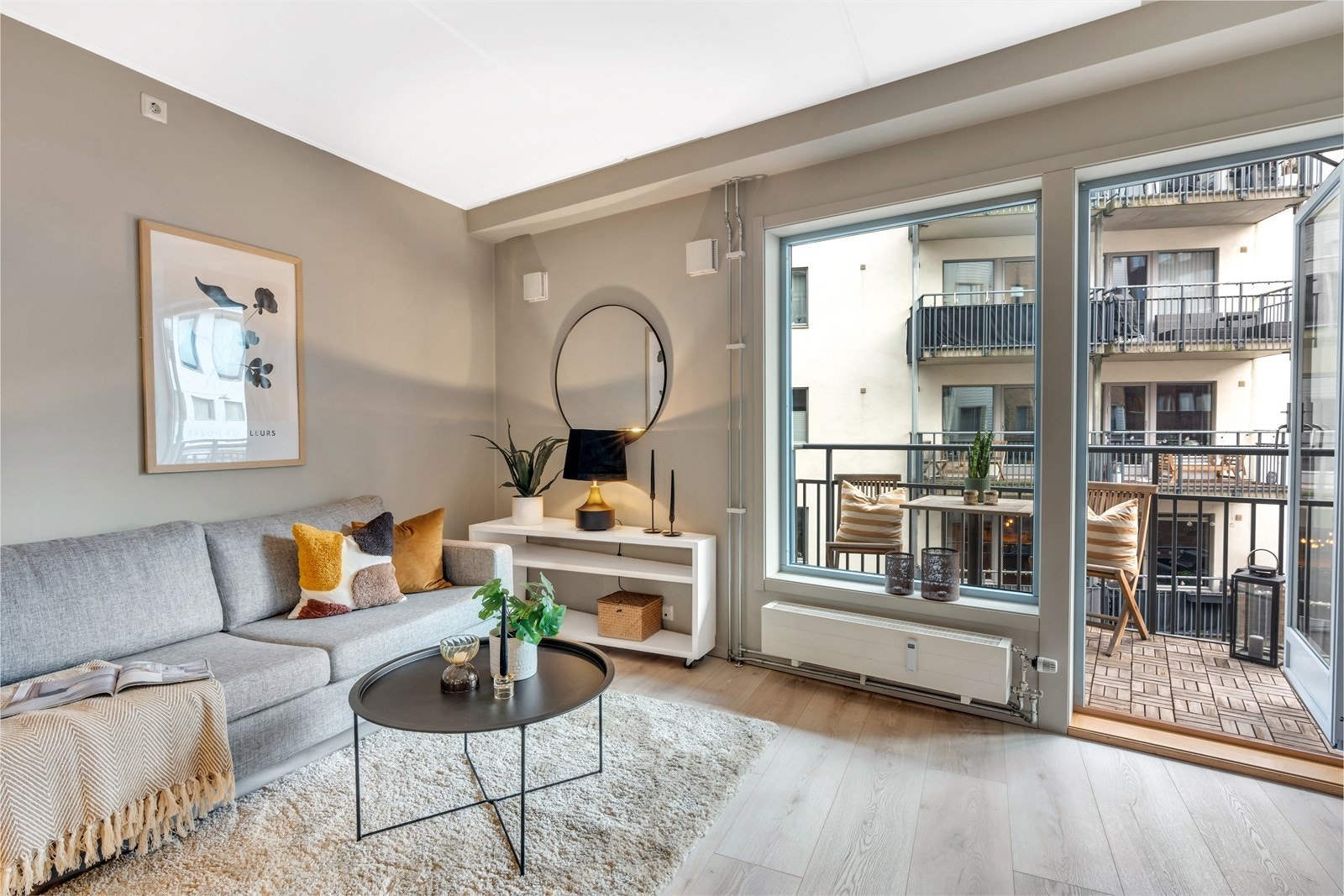 - Lys og romslig stue med utgang til balkong - Galleribilde