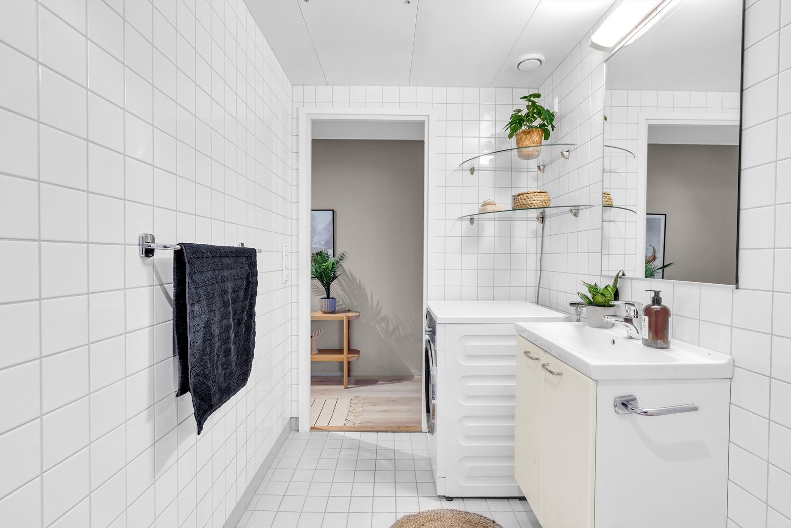 - Badet består av servant, servantskap, wc og innfellbar dusjvegg - Galleribilde