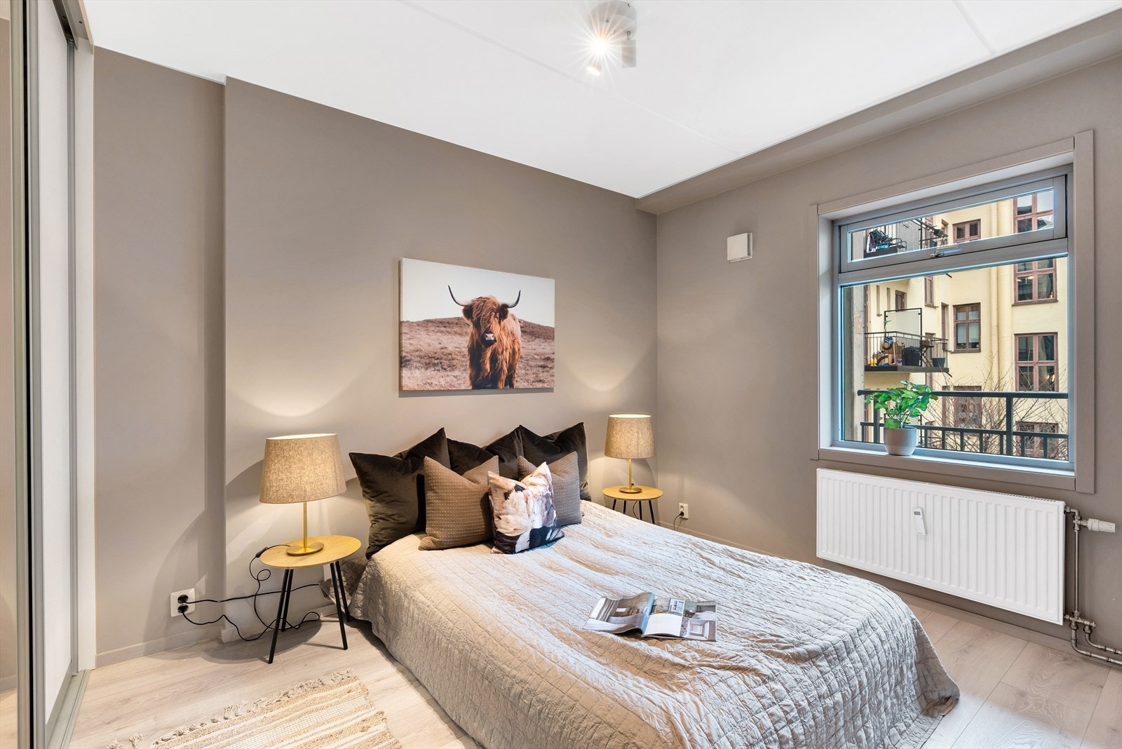 - Soverommet er romslig med plass til dobbeltseng, nattbord og tilhørende møbler - Galleribilde