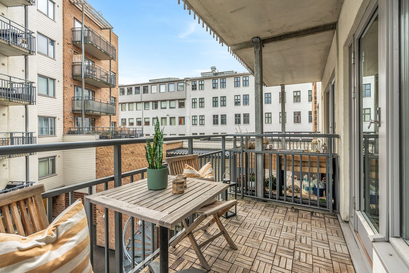 - Stor balkong med gode solforhold beliggende mot indre gård - Galleribilde
