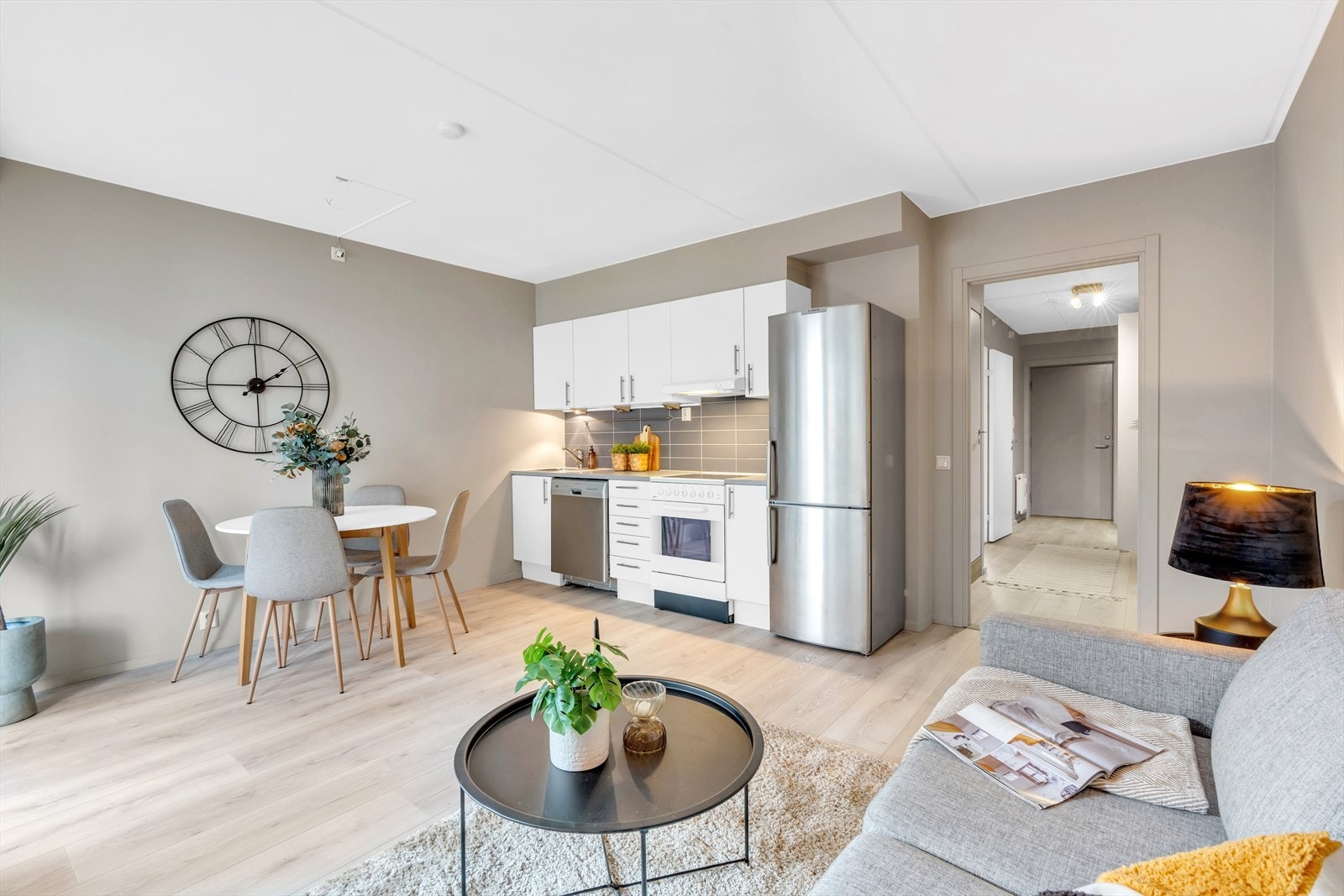 - Kjøkkenet ligger i en åpen løsning mot stue og skaper en sosial atmosfære - Galleribilde