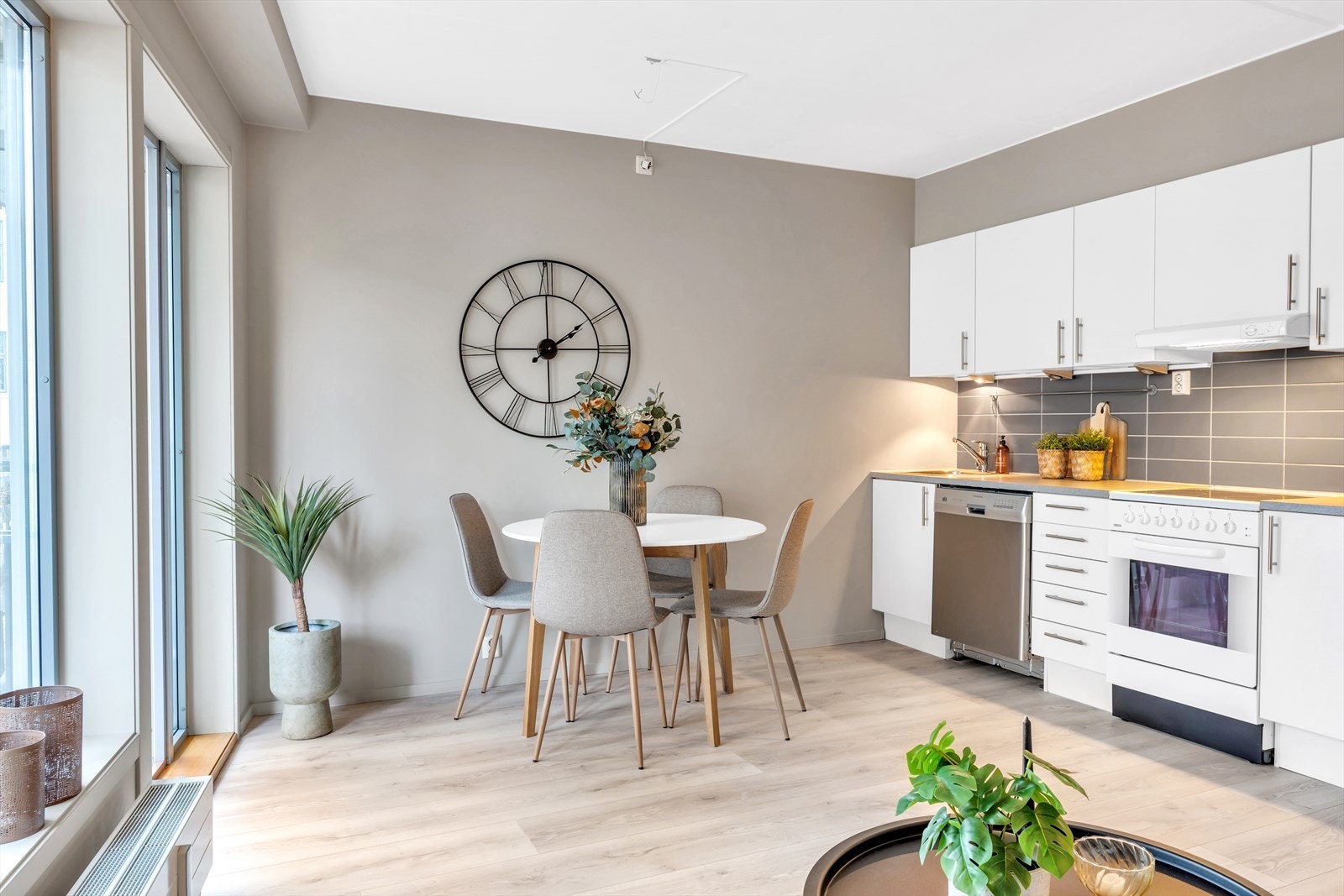 - Spisegruppen er naturlig plassert i tilknytning til kjøkkenet. Et hyggelig sted å invitere venner og familie - Galleribilde